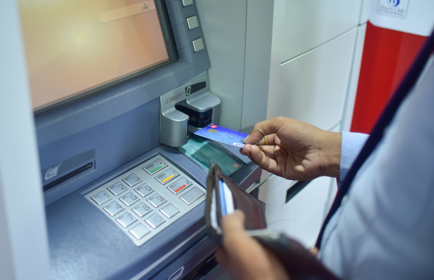 އޭޓީއެމްއަކުން މީހަކު ކާޑު ބޭނުންކޮށްގެން ފައިސާ ނަގަނީ؛ ކާޑުގެ މައުލޫމާތު އޮޅުވާލައިގެން ހޯދަން މަސައްކަތްކުރޭ.-- ފައިލް ފޮޓޯ / މިހާރު