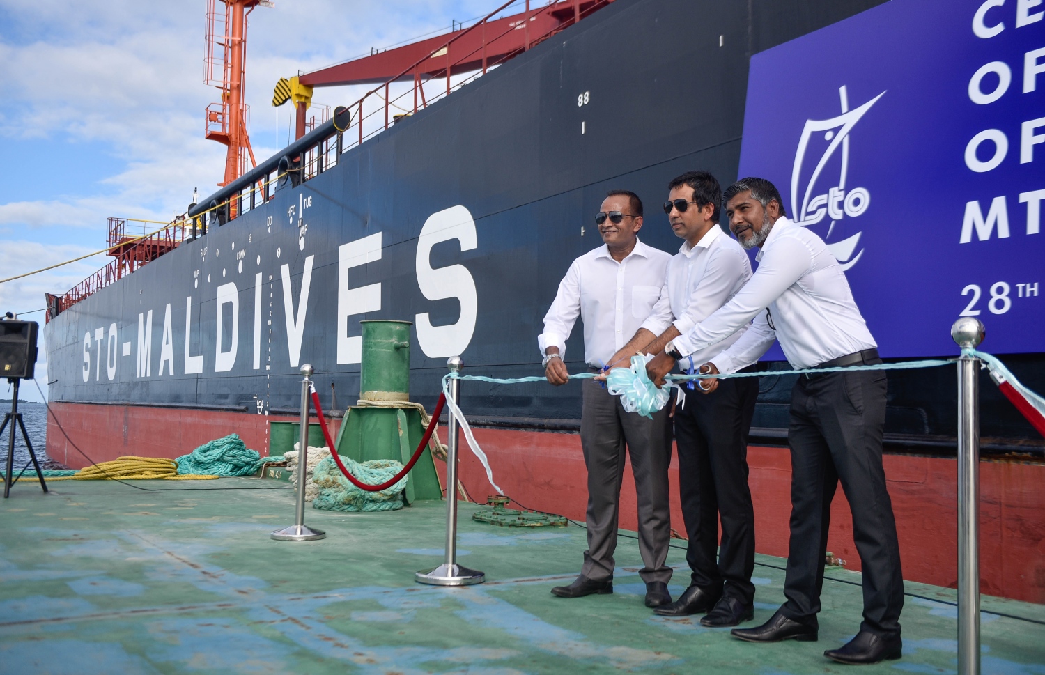 އެސްޓީއޯއިން އަލަށް ގެނައި ތެޔޮ ޓޭންކަރު އިކޮނޮމިކް މިނިސްޓަރު ސައީދު (މ) އަދި އެ ކުންފުނީގެ ޗެއާމަން ހުސެއިން ސާލިމް (ކ) އަދި މެނޭޖިން ޑިރެކްޓަރު ޝަހީރު މިއަދު އިފްތިތާހުކޮށްދެއްވަނީ. ފޮޓޯ: ހުސެއިން ވަހީދު /މިހާރު