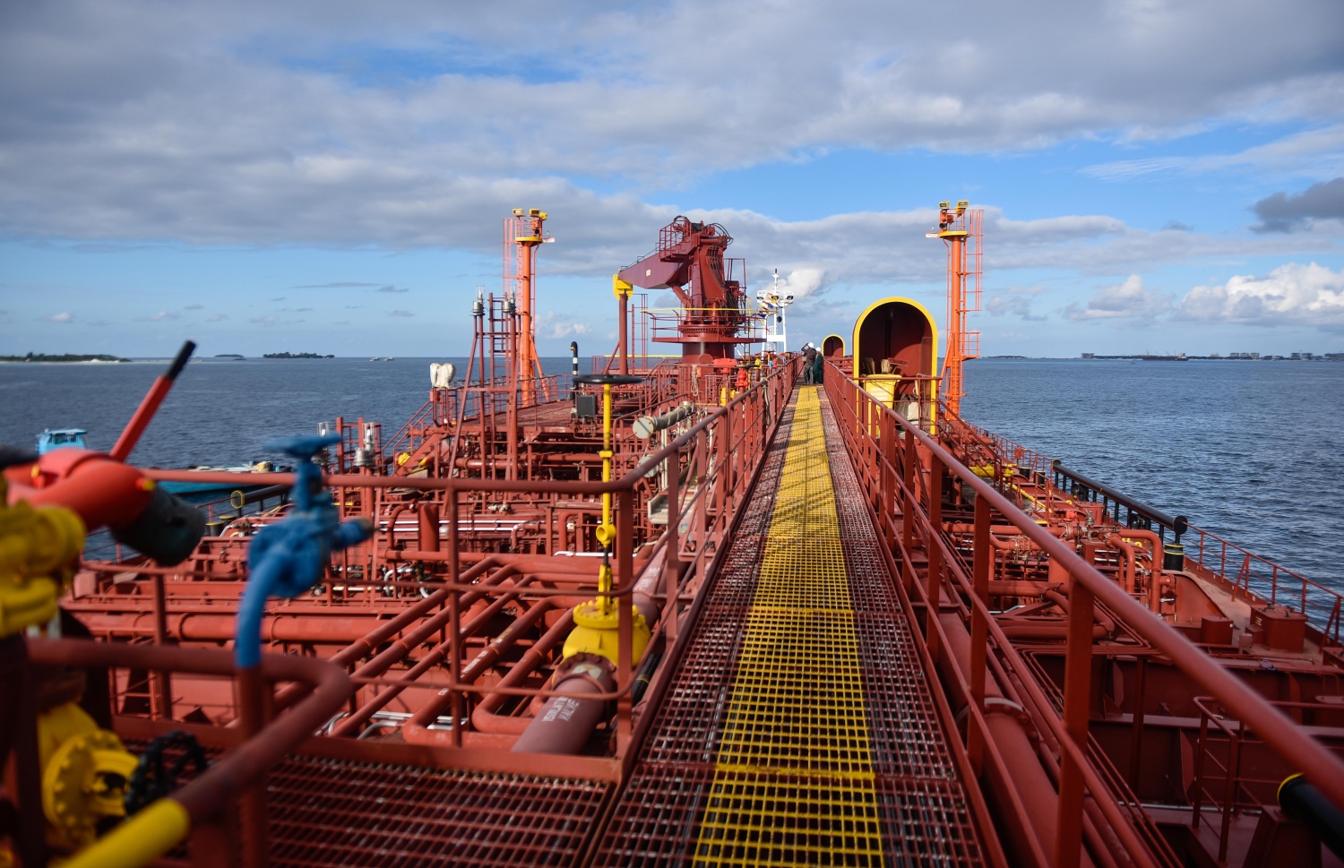 އެސްޓީއޯ އިން އަލަށް ތެޔޮ ޓޭންކަރު: މިއީ މިހާތަނަށް ރާއްޖެ ގެނައި އެންމެ ބޮޑު ތެޔޮ އުފުލާ ޓޭންކަރު. ފޮޓޯ: ހުސެއިން ވަހީދު /މިހާރު