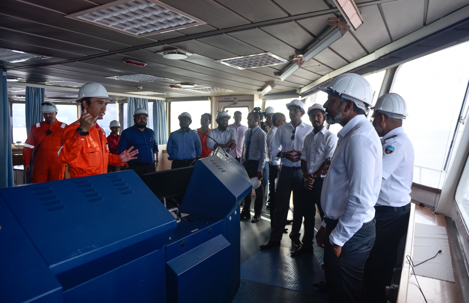 އެސްޓީއޯ އިން އަލަށް ގެނައި ތެޔޮ ޓޭންކަރު އިކޮނޮމިކް މިނިސްޓަރު ސައީދާއި އެ ކުންފުނީގެ އިސްވެރިން މިއަދު ބައްލަވާލައްވަނީ. ފޮޓޯ: ހުސެއިން ވަހީދު /މިހާރު