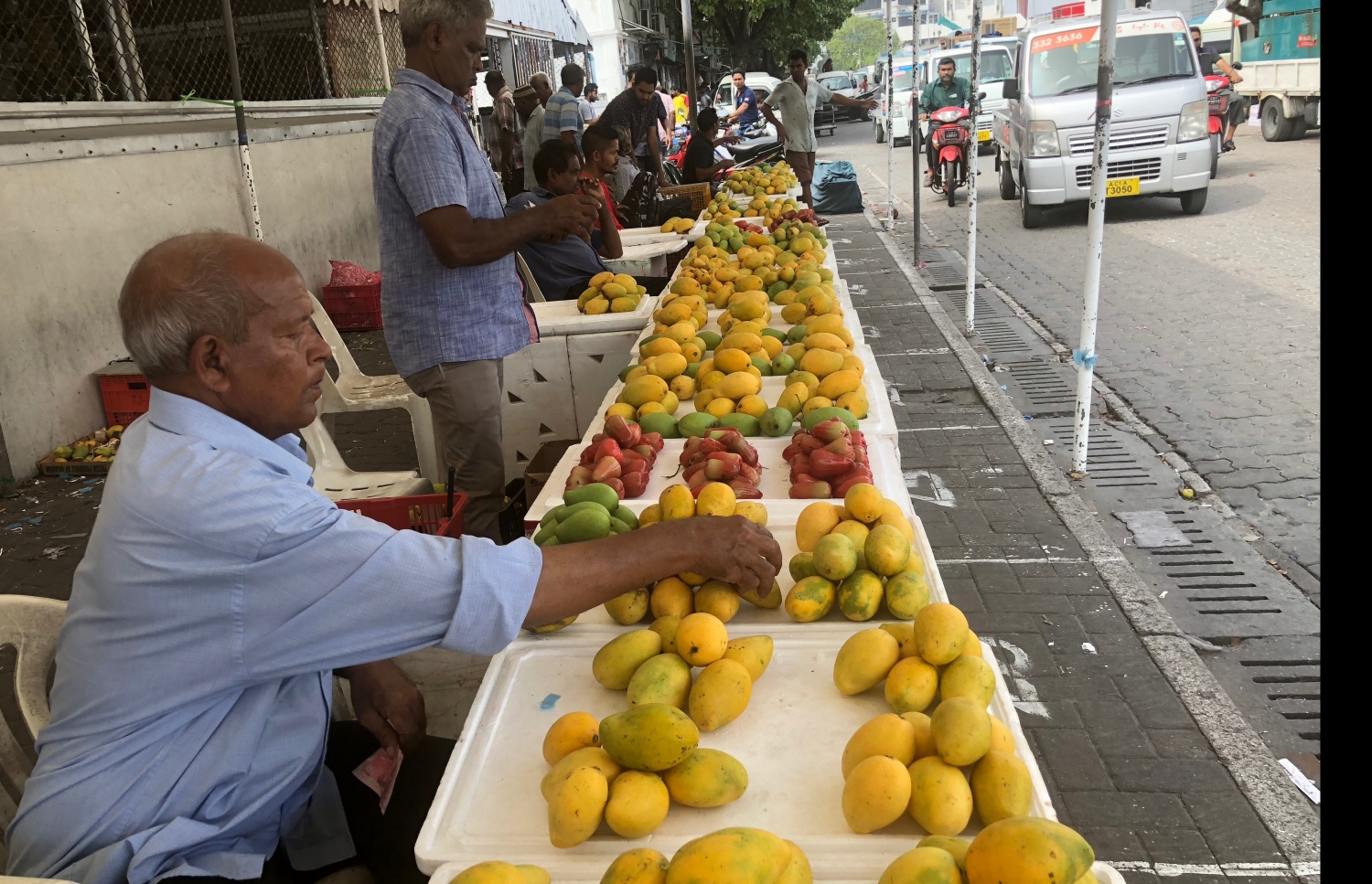 މީހަކު މާރުކޭޓުން އަނބު ގަންނަނީ.-- ފޮޓޯ: މިހާރު