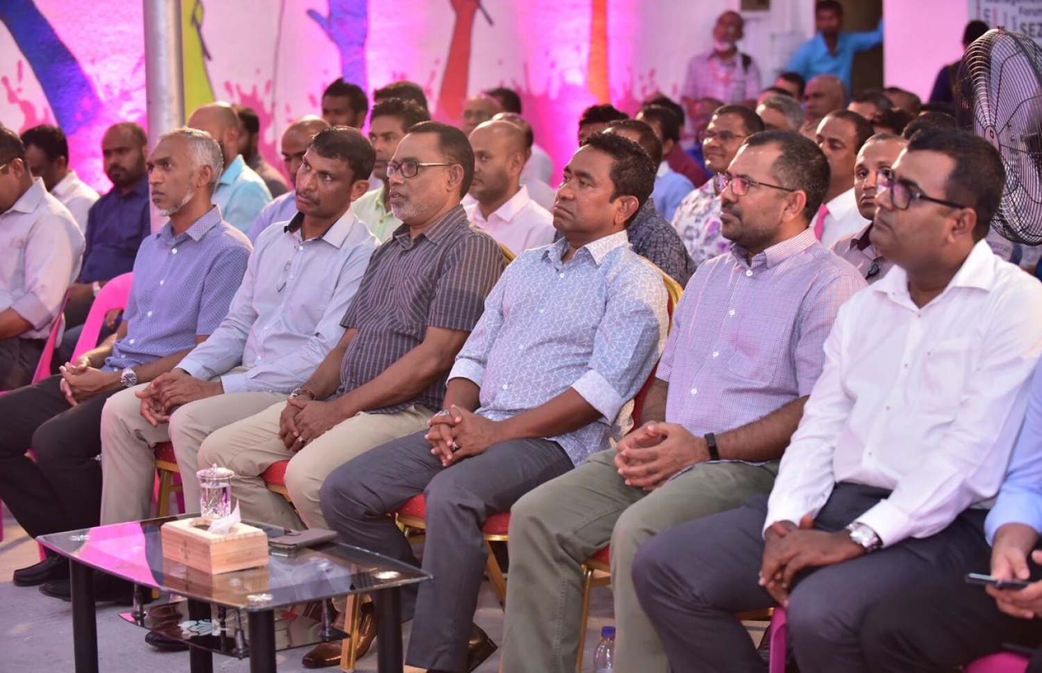 ޕީޕީއެމުން ރޭ ބޭއްވި ޖަލްސާގައި ރައީސް ޔާމީނާއި މިނިސްޓަރު ޒަމީރު އަދި އެހެން އިސް ބައެއް ބޭފުޅުން ބައިވެރިވެވަޑައިގަންނަވަނީ.---ފޮޓޯ: ނިޝާން އަލީ/މިހާރު