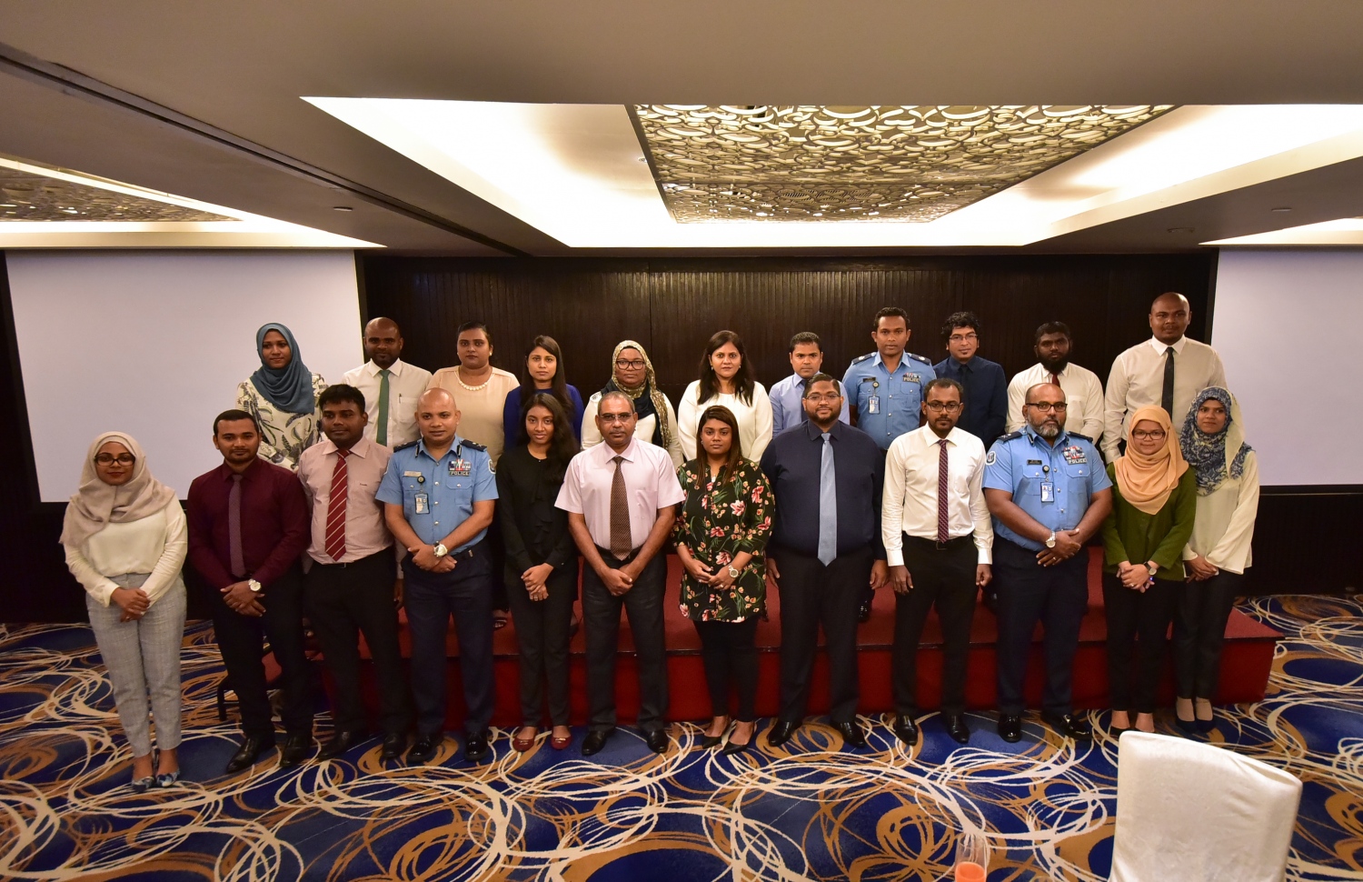 ޖިނާއީ އިޖްރާއާތުގެ ގާނޫނަށް އާންމުން ހޭލުންތެެރި ކުރުވުމުގެ ކެމްޕެއިން ކުރިއަށް ގެންދިއުމަށް އެކުލަވާލާފައިވާ ކޮމެޓީގެ ބޭފުޅުން އޭޖީ އަނިލް އާއި ޕީޖީ ބިޝާމާއެކު، މިއަދުގެ ހަފުލާގައި ފޮޓޯއެއް ނަގަނީ.---ފޮޓޯ: ހުސެއިން ވަހީދު/މިހާރު