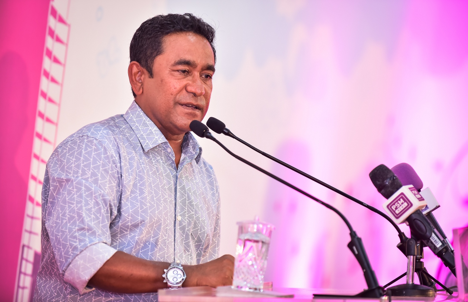 މާލެ: ޖެނުއަރީ 29، 2018- ޕީޕީއެމުން ރޭ ބޭއްވި ޖަލްސާގައި ރައީސް ޔާމީން ވާހަކަފުޅު ދައްކަވަނީީ: މި ޖަލްސާގައި އެމަނިކުފާނު ވިދާޅުވީ، ފުލުހުންނަކީ ސިޔާސީ ވިސްނުމަކަށް ދާން ޖެހޭ ބައެއް ނޫން ކަމަށާއި އެ މުއައްސަސާގެ ޒިންމާއަކީ ގާނޫނު ތަންފީޒު ކުރުން ކަމަށް.---ފޮޓޯ: ނިޝާން އަލީ/މިހާރު