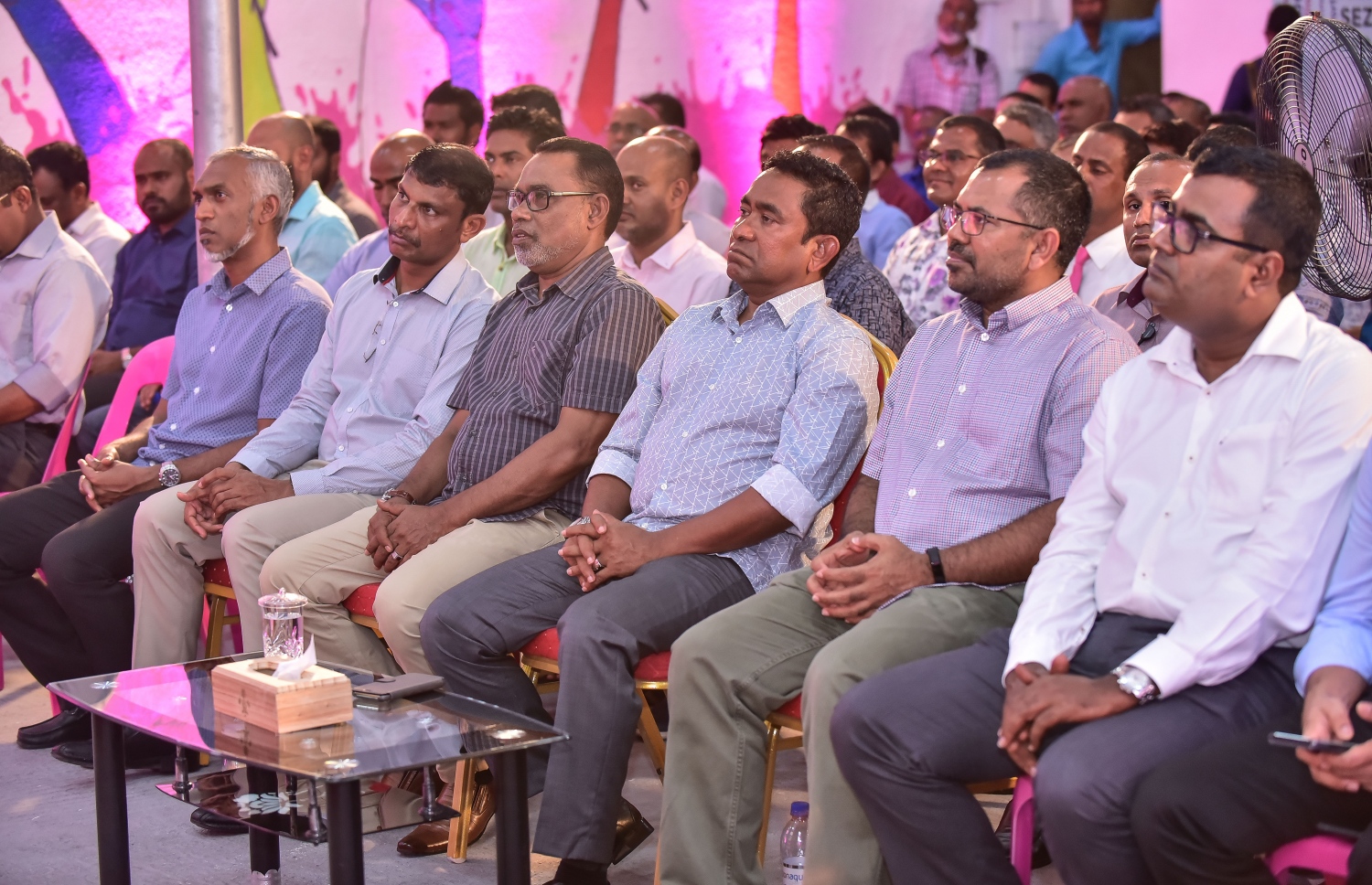 މާލެ: ޖެނުއަރީ 29، 2018- ޕީޕީއެމުން ބޭއްވި ޖަލްސާގައި ރައީސް ޔާމީނާއި އެ ޕާޓީގެ އިސް ބޭފުޅުން ބައިވެރިވެވަޑައިގަންނަވަނީ.---ފޮޓޯ: ނިޝާން އަލީ/މިހާރު