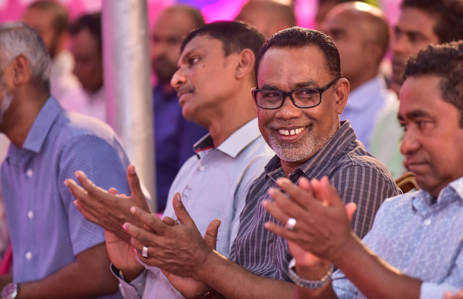 މާލެ: ޖެނުއަރީ 29، 2018- ޕީޕީއެމުން ބޭއްވި ޖަލްސާގައި ރައީސް ޔާމީނާއި އެ ޕާޓީގެ ނައިބު ލީޑަރު އަބްދުއްރަހީމް އަބްދުﷲ އަދި ޕާލަމެންޓްރީ ގުރޫޕުގެ ޑެޕިއުޓީ ލީޑަރު ރިޔާޒް ރަޝީދު ބައިވެރިވެވަޑައިގަންނަވަނީ.---ފޮޓޯ: ނިޝާން އަލީ/މިހާރު