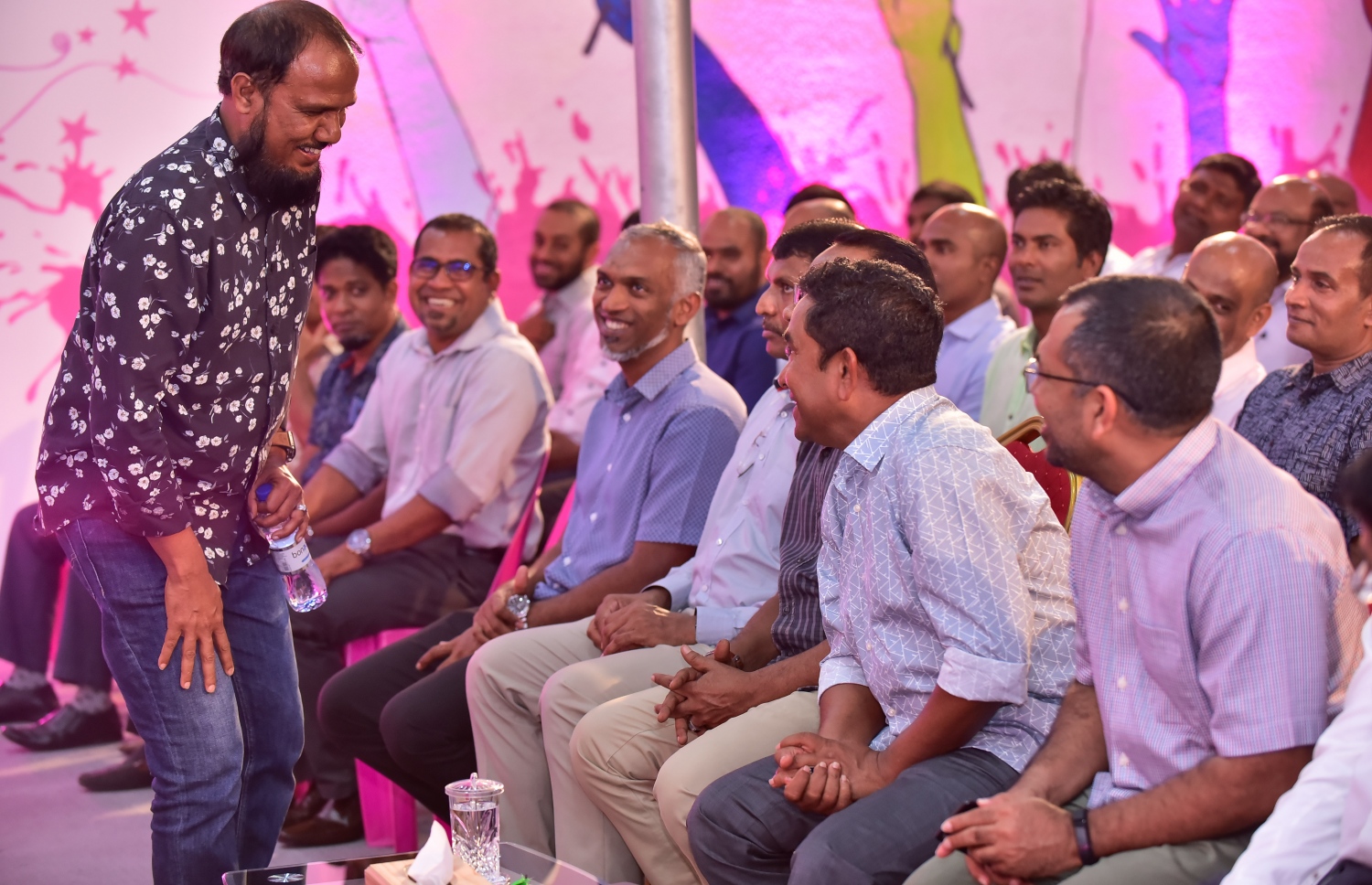 މާލެ: ޖެނުއަރީ 29، 2018- ޕީޕީއެމުން ބޭއްވި ޖަލްސާގައި ވާހަކަ ދެއްކެވުމަށް ފަހު، އެ ޕާޓީގެ ކޯލިޝަން ޕާޓްނަރު އެމްޑީއޭގެ ޑެޕިއުޓީ ލީޑަރު އަލީ މައުރޫފް ވަޑައިގަތުމުން ރައީސް ޔާމީން އޭނާއާ ސަމާސާ ކުރައްވަނީ.---ފޮޓޯ: ނިޝާން އަލީ/މިހާރު