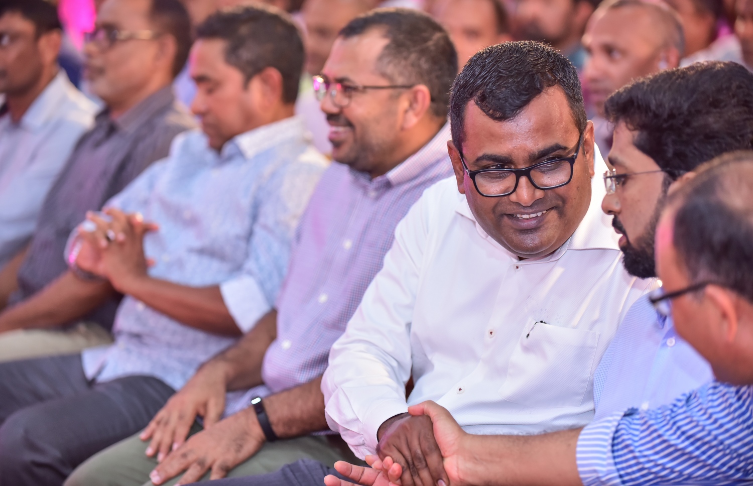 މާލެ: ޖެނުއަރީ 29، 2018- ޕީޕީއެމުން ބޭއްވި ޖަލްސާގައި، ޑިފެންސް މިނިސްޓަރު އާދަމް ޝަރީފާއި، ޕީޕީއެމްގެ ކޯލިޝަން ޕާޓްނަރު ޑީއާރުޕީގެ ލީޑަރު މުހައްމަދު ނަޝީދު (ކާނަލް) ސަލާމް ކުރައްވަނީ.---ފޮޓޯ: ނިޝާން އަލީ/މިހާރު