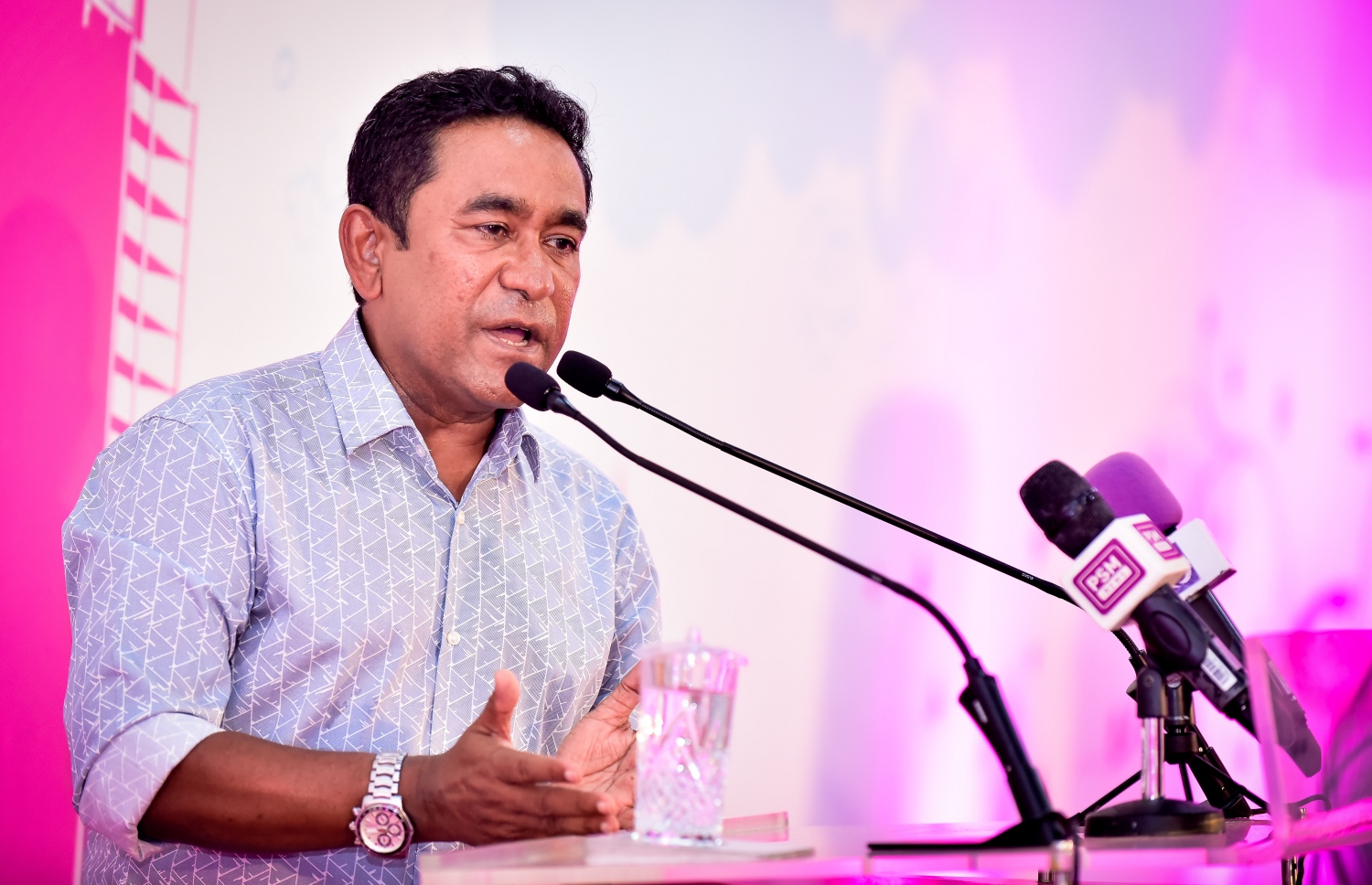 މާލެ: ޖެނުއަރީ 29، 2018- ޕީޕީއެމުން ބޭއްވި ޖަލްސާގައި ރައީސް ޔާމީން ވާހަކަފުޅު ދައްކަވަނީީ: ސުޕްރީމް ކޯޓު މަގުން ކައްސާލާ ނަމަ، އެ ކޯޓު ހިނގާކަން ރައްޔިތުންނަށް ކަށަވަރު ކޮށްދޭން ހުރި ބޭފުޅަކީ އެ އިރަކު ހުންނަވާ ރައީސަކު ކަމަށް ރައީސް ޔާމީން، މި ޖަލްސާގައި ވިދާޅުވި.---ފޮޓޯ: ނިޝާން އަލީ/މިހާރު