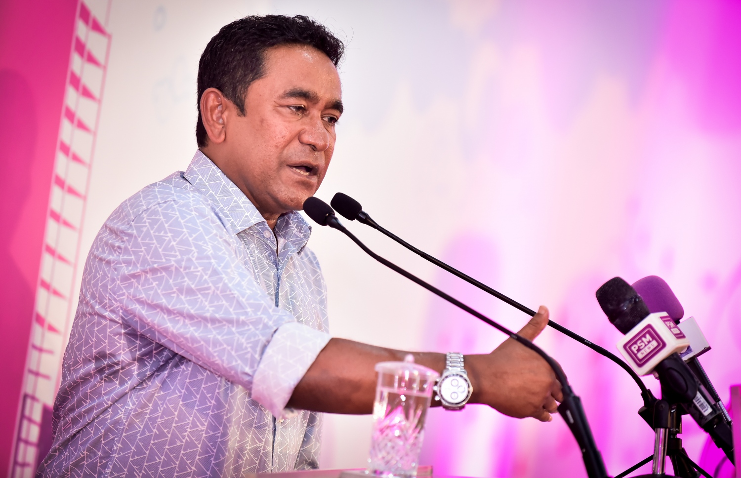 މާލެ: ޖެނުއަރީ 29، 2018- ޕީޕީއެމުން ބޭއްވި ޖަލްސާގައި ރައީސް ޔާމީން ވާހަކަފުޅު ދައްކަވަނީީ: މި ޖަލްސާގައި އެމަނިކުފާނު ވިދާޅުވީ، ފުލުހުންނަކީ ސިޔާސީ ވިސްނުމަކަށް ދާން ޖެހޭ ބައެއް ނޫން ކަމަށާއި އެ މުއައްސަސާގެ ޒިންމާއަކީ ގާނޫނު ތަންފީޒު ކުރުން ކަމަށް.---ފޮޓޯ: ނިޝާން އަލީ/މިހާރު