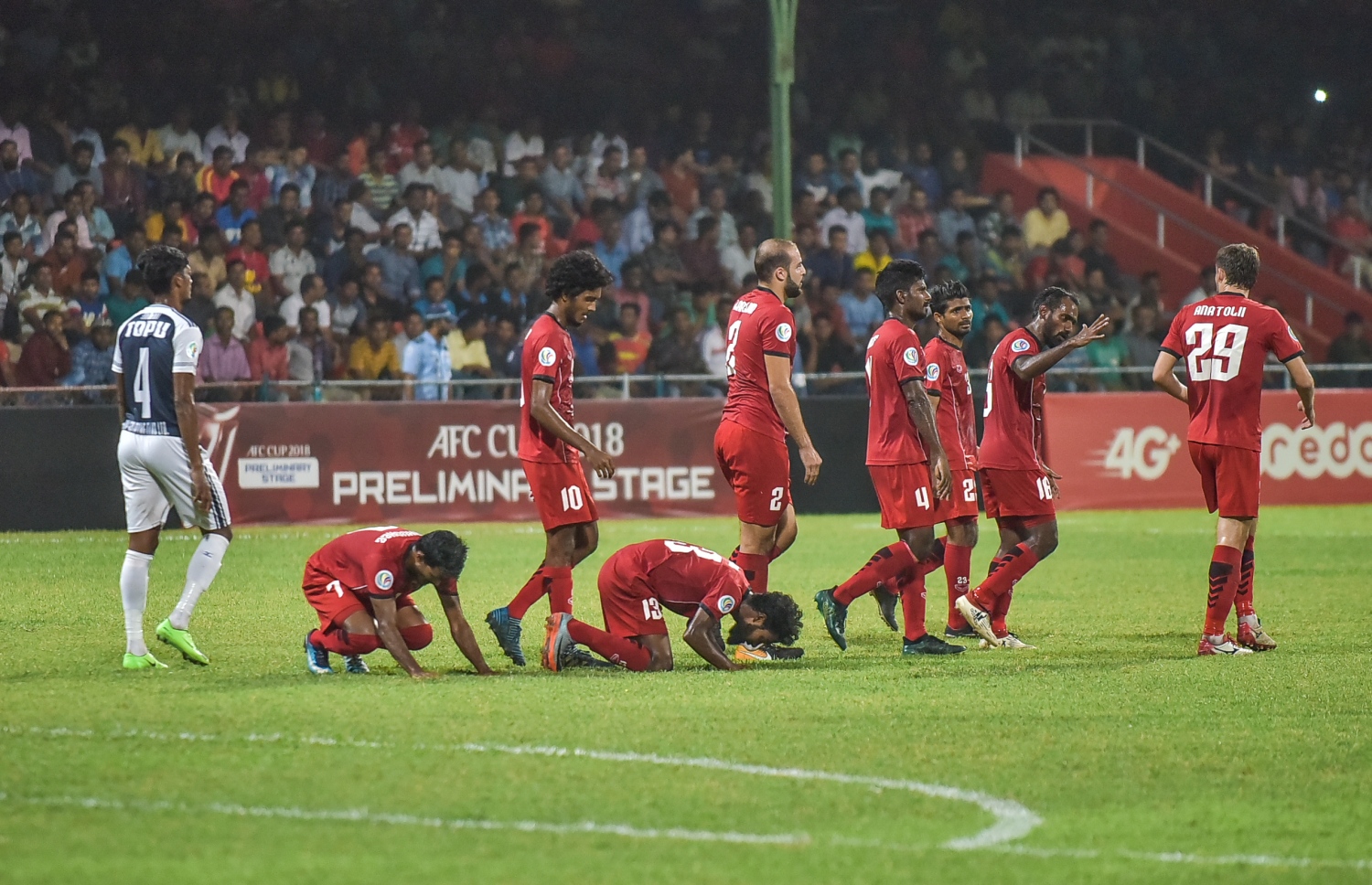 މި ފަހަރުގެ އޭއެފްސީ ކަޕްގެ ޕްރިލިމިނަރީ ބުރުގައި ބަންގްލަދޭޝްގެ ސަައިފް އަތުން މޮޅުވުމަށް ފަހު ޓީސީގެ ކުޅުންތެރިން އުފާފާޅުކުރަނީ. -- ފޮޓޯ: ނިޝާން އަލީ/ މިހާރު