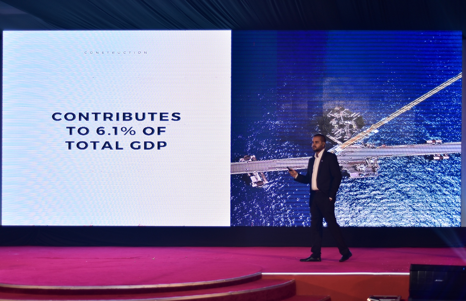 އެލައިޑުން އަލަށް ތައާރަފްކުރި ހިދުމަތަކާ ބެހޭ މައުލޫމާތު ސޭލްސް މެނޭޖާ މުހައްމަދު ޝިރުނީލް ދެއްވަނީ ---ފޮޓޯ: ހުސައިން ވަހީދު/މިހާރު