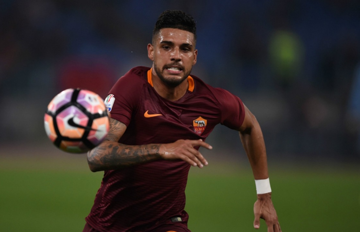 ޗެލްސީއާ ގުޅުނު ބްރެޒިލްގެ ފުލްބެކް ޕްލިމިއޭރީ.-- ފޮޓޯ: އޭއެފްޕީ