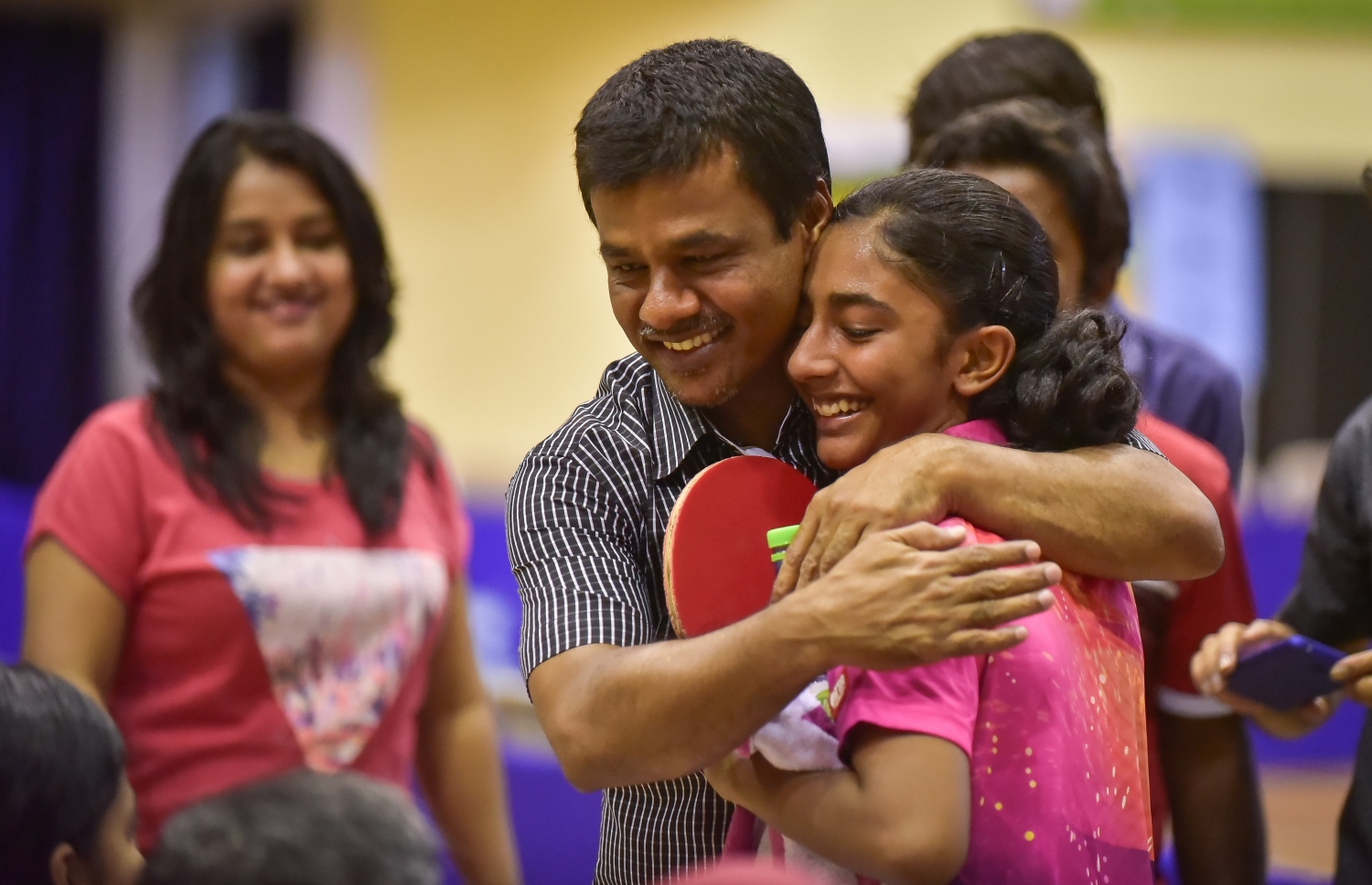 ރަފާ (ކ) 2017 ވަނަ އަހަރު ގައުމީ ޗެމްޕިއަންކަން ހޯދުމުން އޭނާގެ ބައްޕަ ނާޒިމް މަރުހަބާ ކިޔަނީ. --ފޮޓޯ: ނިޝާން އަލީ/ މިހާރު