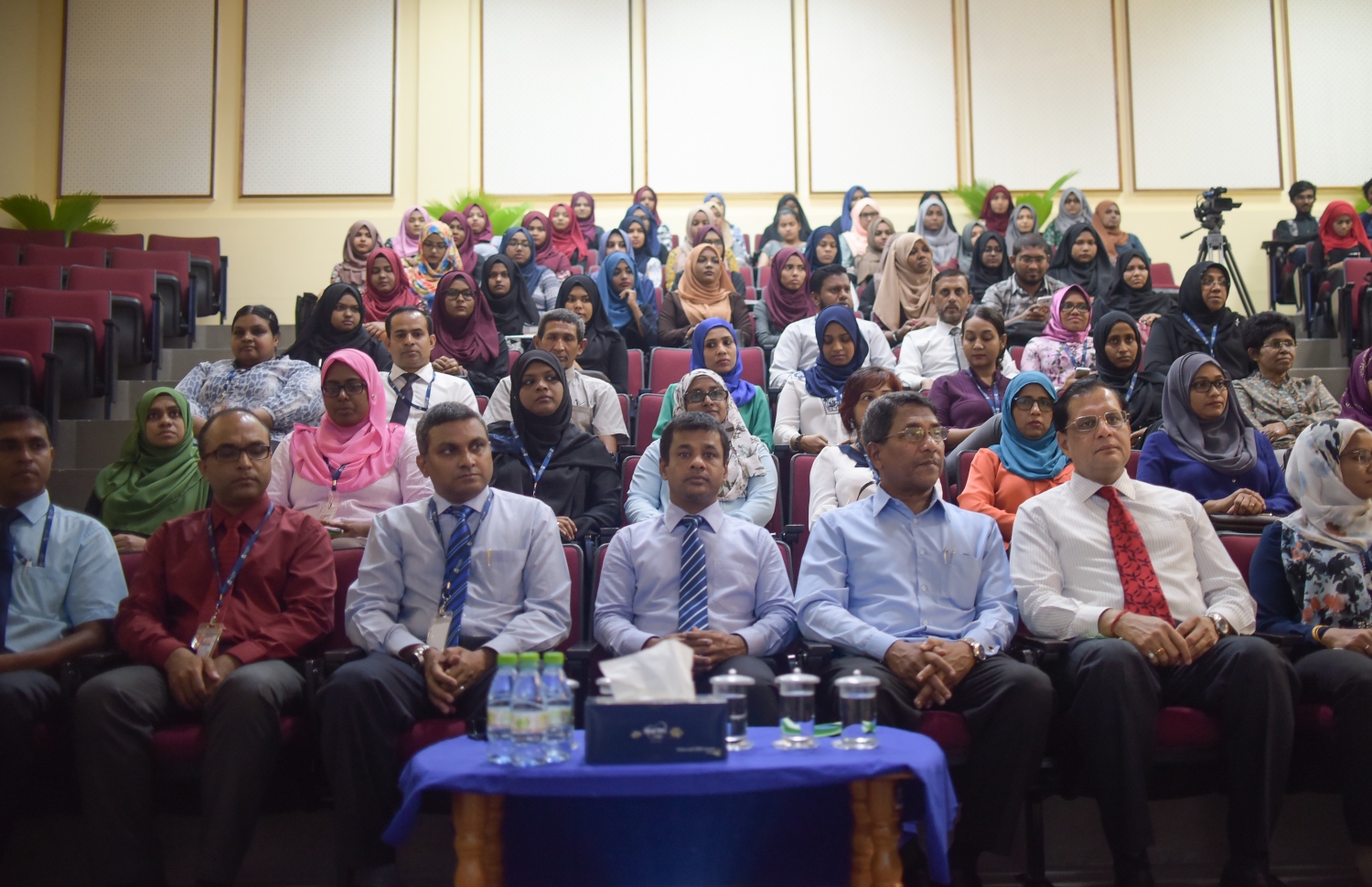 މާލެ: ފެބްރުއަރީ 1، 2018- މޯލްޑިވްސް ނެޝަނަލް ޔުނިވަސިޓީގެ ނާސިން ސްކޫލް ހުޅުވުމުގެ ރަސްމިއްޔާތުގައި ބައިވެރިވެވަޑައިގެންނެވި ބައެއް ބޭފުޅުން.---ފޮޓޯ: ހުސެއިން ވަހީދު/މިހާރު