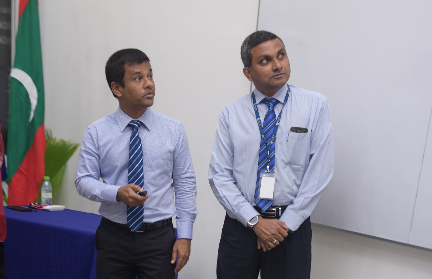 މާލެ: ފެބްރުއަރީ 1، 2018- މޯލްޑިވްސް ނެޝަނަލް ޔުނިވަސިޓީގެ ނާސިން ސްކޫލް، ހެލްތު މިނިސްޓަރު ނާޒިމް ހުޅުއްވައި ދެއްވާއިރު، އޭނާގެ އަރިހުގައި އެ ޔުނިވަސިޓީގެ ވައިސް ޗާންސެލަރު ޑރ. ފަވާޒް މަޑުކޮށްލައްވައިގެން.---ފޮޓޯ: ހުސެއިން ވަހީދު/މިހާރު