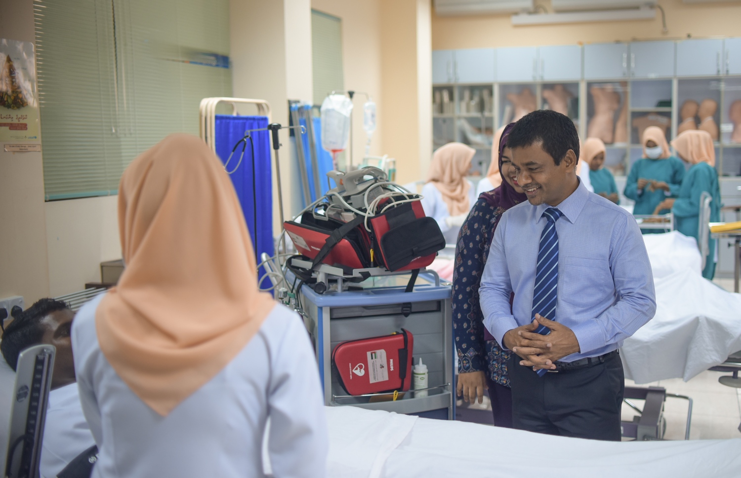 މާލެ: ފެބްރުއަރީ 1، 2018- މޯލްޑިވްސް ނޭޝަނަލް ޔުނިވަސިޓީ (އެމްއެންޔޫ) ގެ ނާސިން ސްކޫލް ހުޅުއްވައި ދެއްވުމަށް ފަހު، ހެލްތު މިނިސްޓަރު ނާޒިމް، އެތަނުގެ ދަރިވަރުންގެ ޕްރެކްޓިކަލް ސެޝަން ބައްލަވާލައްވަނީ.---ފޮޓޯ: ހުސެއިން ވަހީދު/މިހާރު