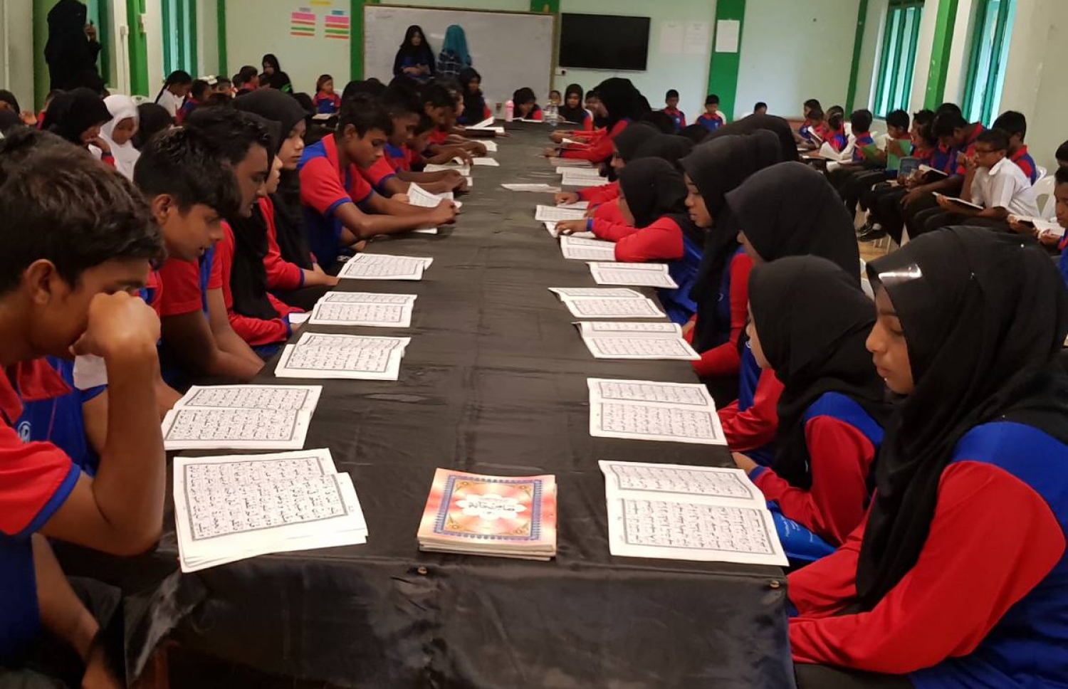 ށ. މާއުނގޫދޫ ސްކޫލުގެ ދަރިވަރުންތަކެއް ގުރުއާން ކިޔަވަނީ