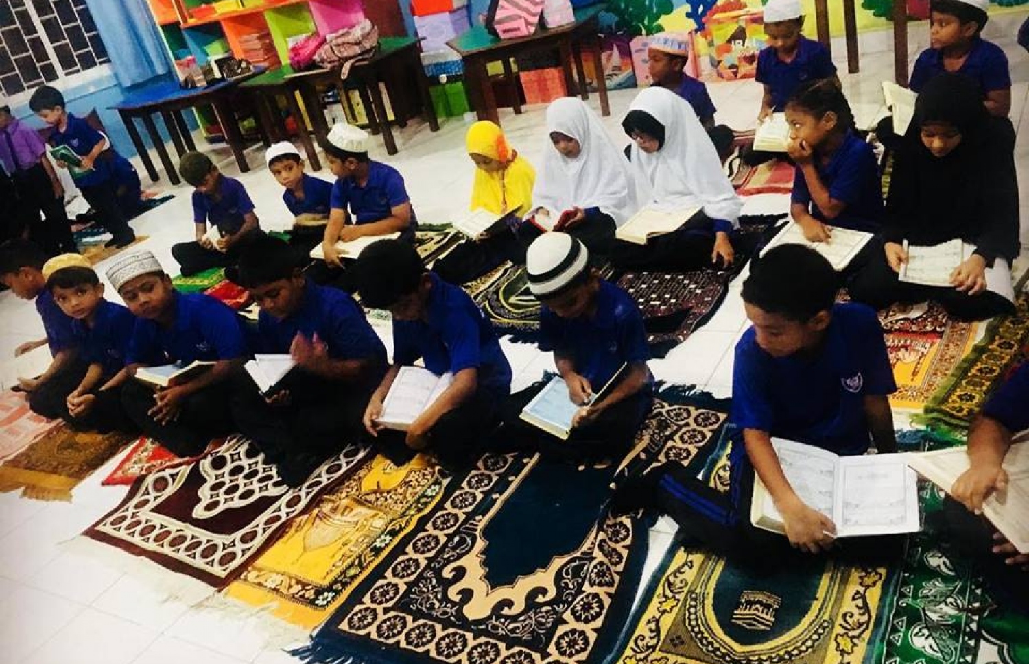 އޯލެވެލްގެ ކާމިޔާބީ ފާހަގަ ކުރުމަށް ސ. ހިތަދޫ ސްކޫލުގެ ތުއްތު ކުދިންތަކެއް ގުރުއާން ކިޔަވަނީ