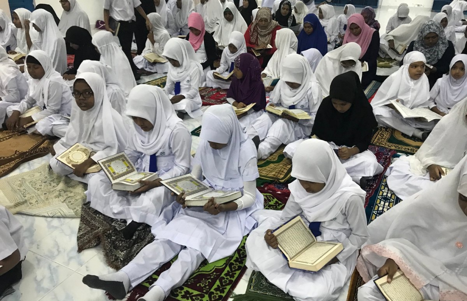 އޯލެވެލްގެ ކާމިޔާބީ ފާހަގަ ކުރުމަށް ޝަރަފުއްދީންގެ ދަރިވަރުންތަކެއް ގުރުއާން ކިޔަވަނީ