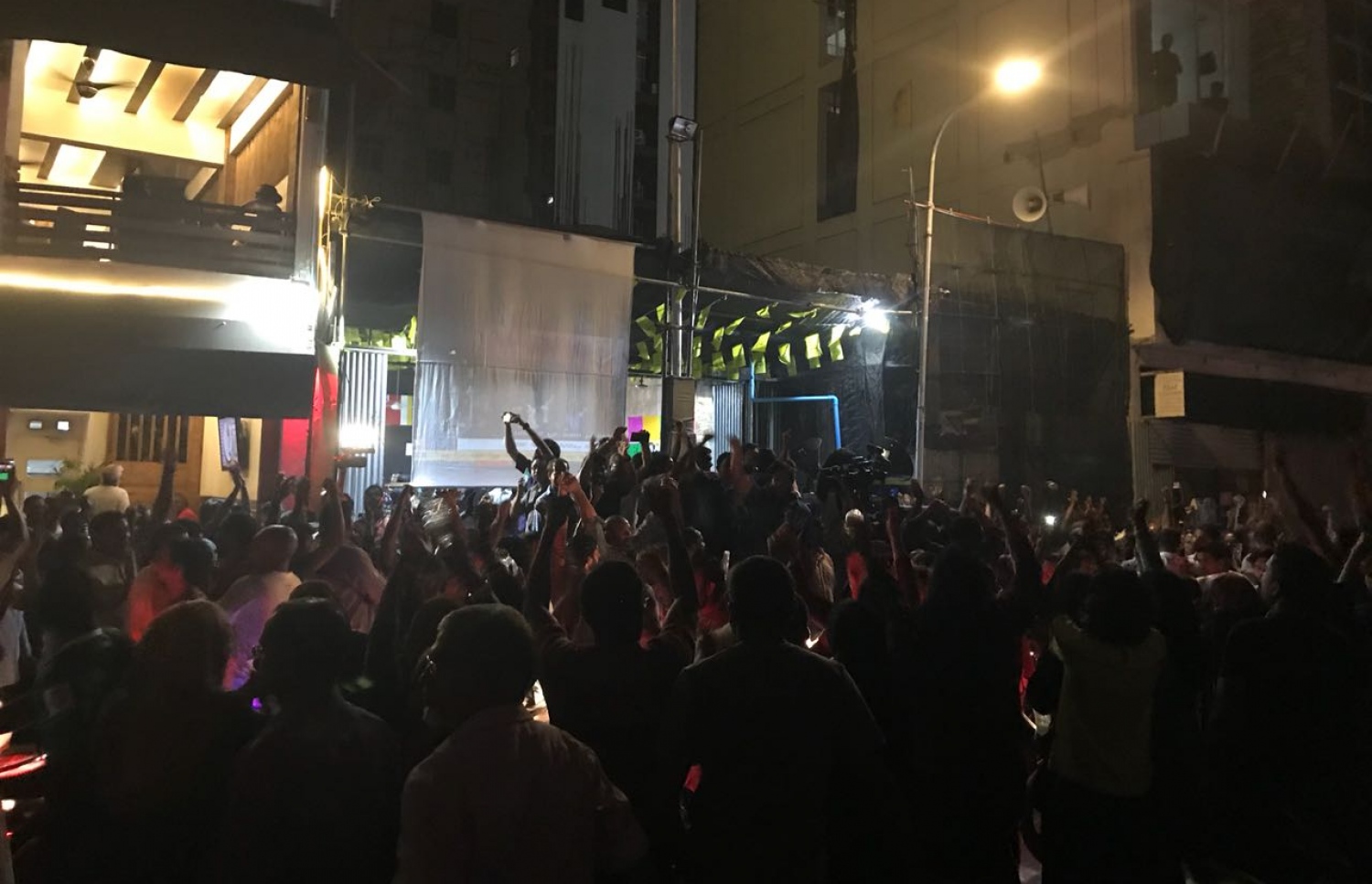 އެމްޑީޕީ ހަރުގެ ކައިރީގައި މިރޭ އުފާ ފާޅުކުރަނީ