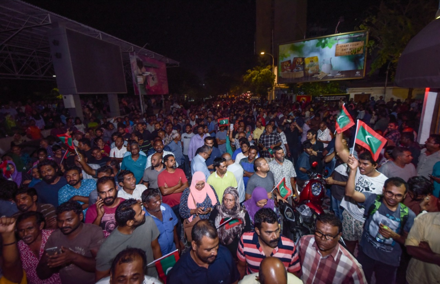 ސިޔާސީ ބޭފުޅުން މިނިވަންކުރަން ސުޕްރީމް ކޯޓުން ނެރުނު އަމުރަށް ފަހު އެމްޑީޕީގެ ހަރުގެ ސަރަހައްދުގައި އޭރުގެ އިދިކޮޅު ފަރާތްތައް އުފާ ފާޅުކުރަނީ -- ފައިލް ފޮޓޯ: މިހާރު