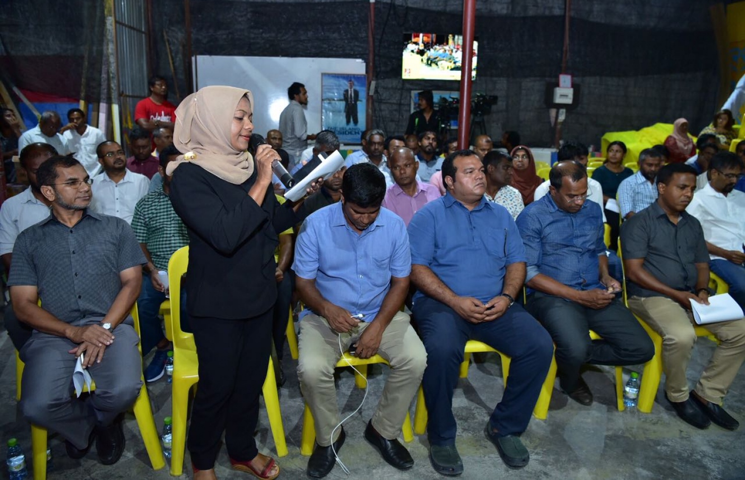 މާލެ: ފެބްރުއަރީ 2، 2018: އެމްޑީޕީ ގައުމީ މަޖިލީހުގެ ޖަލްސާގައި، އެމްޑީޕީ ގައުމީ މަޖިލީހުގެ މެމްބަރުން ވަހަކަ ދައްކަވަނީ.-- ފޮޓޯ: ނިޝާން އަލީ /މިހާރު