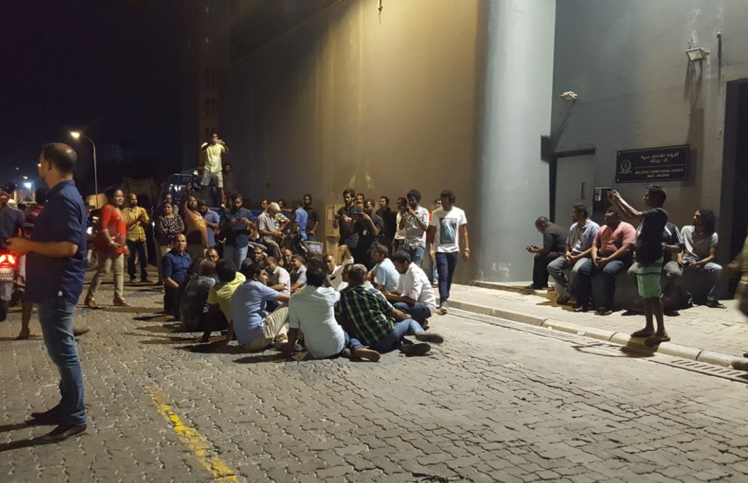 ސުޕްރީމް ކޯޓުގެ އަމުރު ތަންފީޒު ކުރުމަށް ގޮވާލައި މާލޭ ޖަލުގެ ކުރިމަތީގައި އިށީނދެ ތިބި އިދިކޮޅު ފަރާތްތަކުން އަޑު އުފުލަނީ.---ފޮޓޯ: މިހާރު