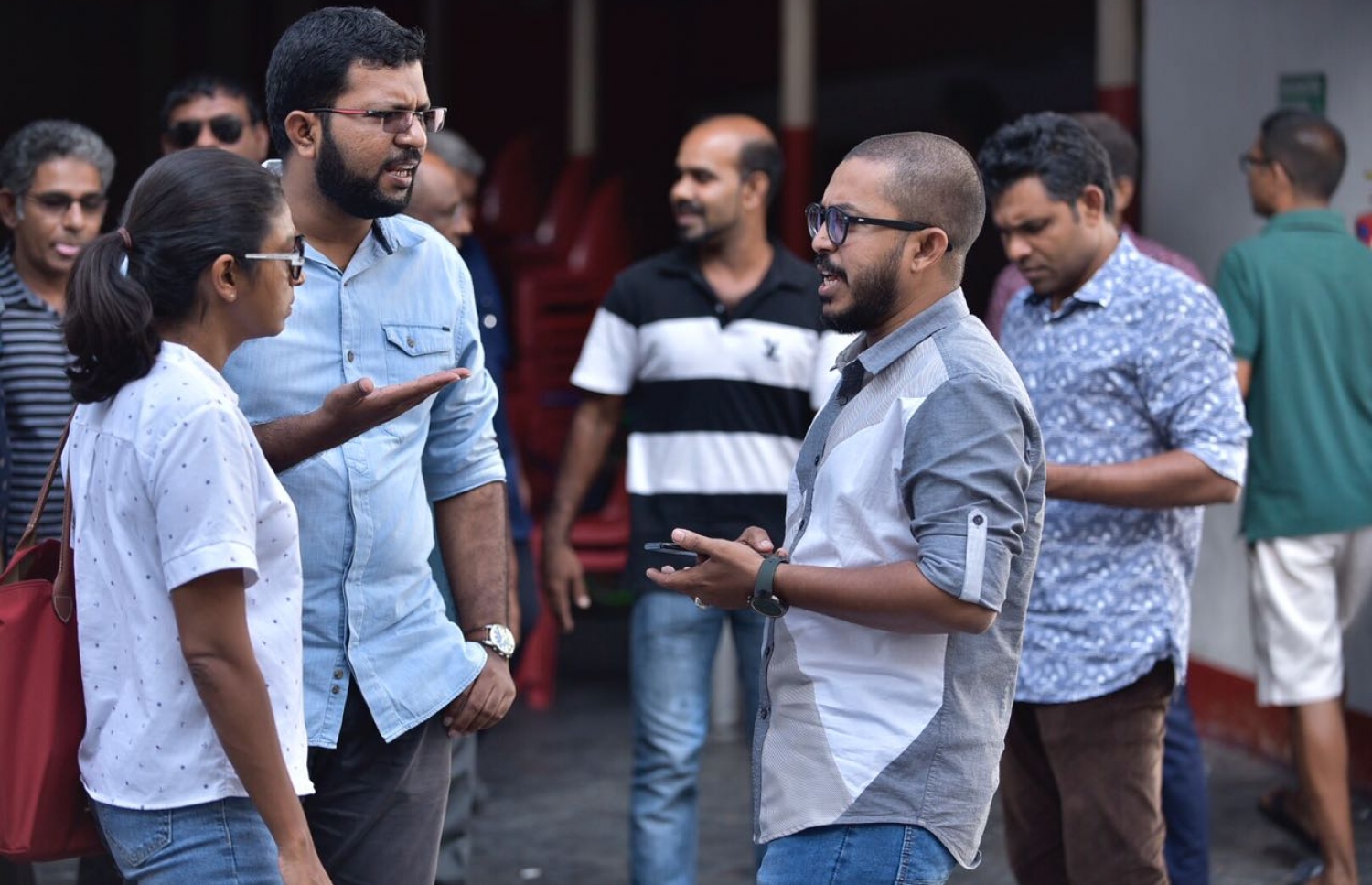 މަޖިލިހުގެ އިދިކޮޅު މެމްބަރުންތަކެއް ކުނޫޒު ބޭރުގައި. -- ފޮޓޯ: ހުސެއިން ވަހީދު/ މިހާރު