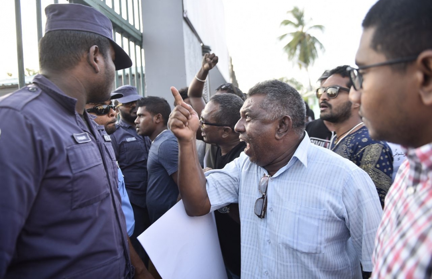 މާފުށީ ޖަލު ކައިރީގައި އިދިކޮޅު ފަރާތްތަކުން މުޒާހަރާކުރަނީ. -- ފޮޓޯ: ހުސެއިން ވަހީދު