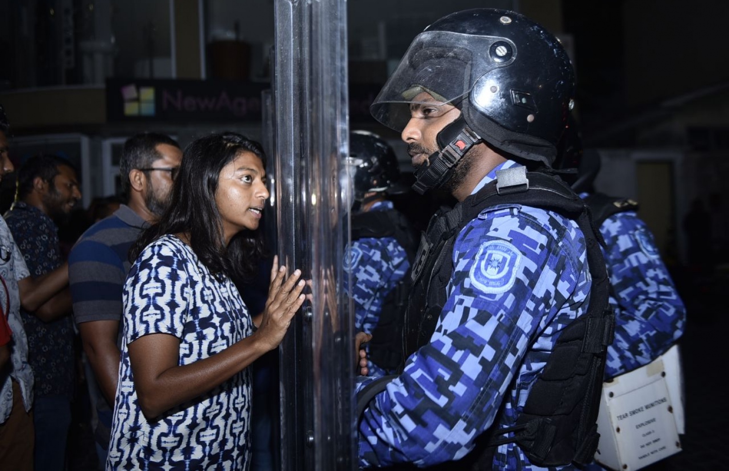 މާލޭގައި ކުރިއަށް ދިޔަ މުޒާހަރާއެއްގައި އީވާ ފުލުހަކާ ވާހަކަ ދައްކަނީ: އޭނާގެ ސިޔާސީ ހަޔާތުގެ އެންމެ ބޮޑު ކާމިޔާބީއަކީ ރައްޔިތުންގެ އިތުބާރު ކަމަށް ވިދާޅުވި - ފޮޓޯ: މިހާރު