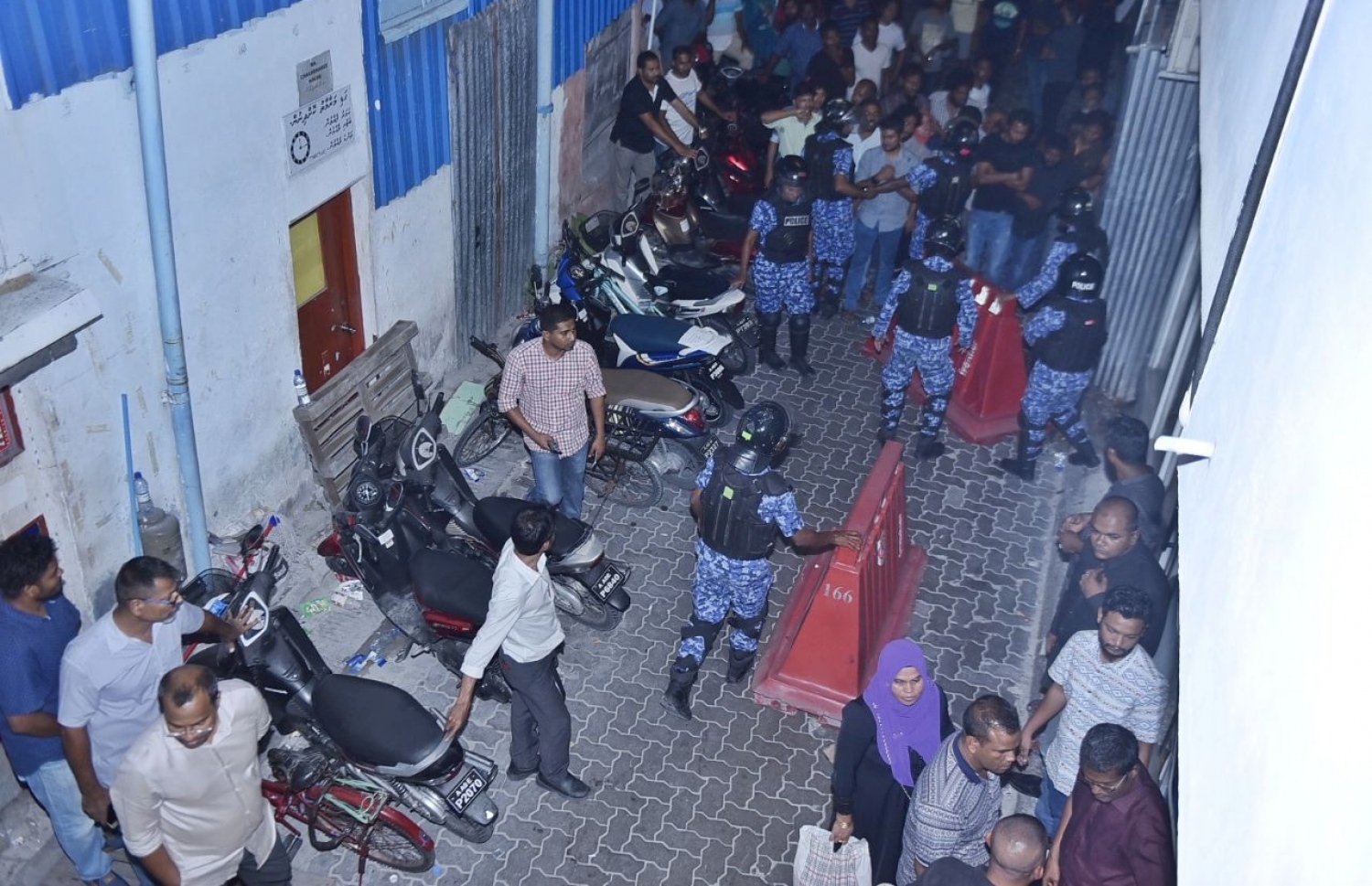 އުއްތަމަ ފަނޑިޔާރު އަބްދުﷲ ސައީދު ހައްޔަރު ކުރުމަށް އުޅޭ ކަމަށް ބުނެ ފެތުރުނު އަޑާ ގުޅިގެން އެ ސަރަހައްދަށް އެއްވި މީހުން ފޮނުވާލުމަށް ފުލުހުން މިރޭ ހަރަކާތްތެރިވަނީ.---ފޮޓޯ: މިހާރު