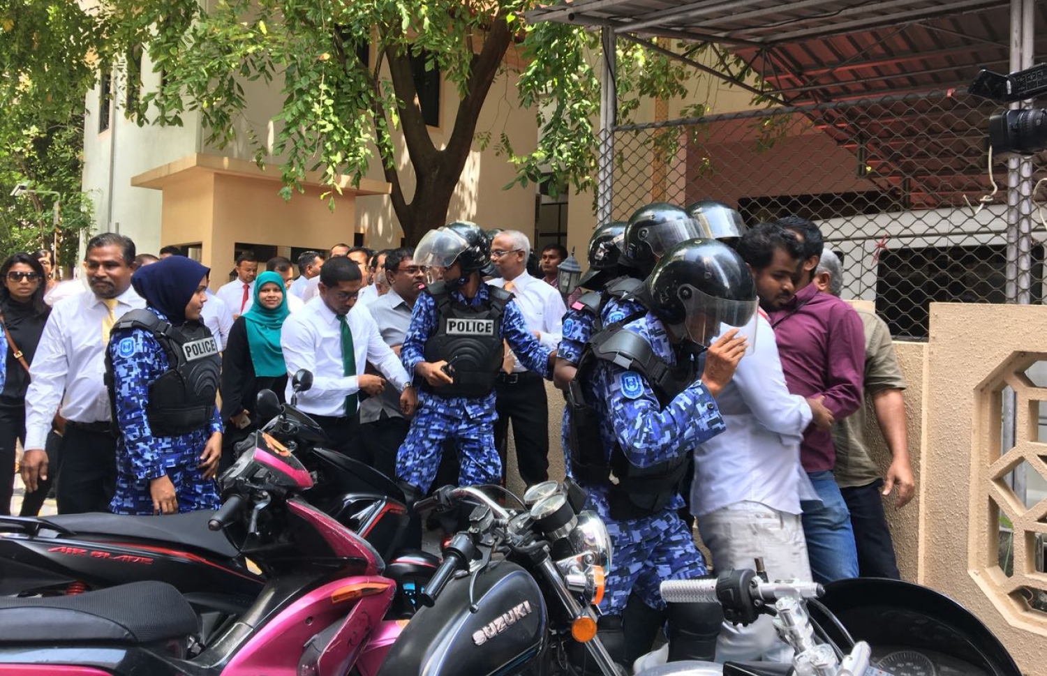 މަޖިލީހުގެ އިދާރާ ކައިރިން އެސްއޯ ފުލުހުން ހަރަކާތްތެރިވާއިރު އިބޫ މެމްބަރުންނާ އެކު އެ ސަރަހައްދުގައި. -- ފޮޓޯ: ނިޝާން އަލީ /މިހާރު