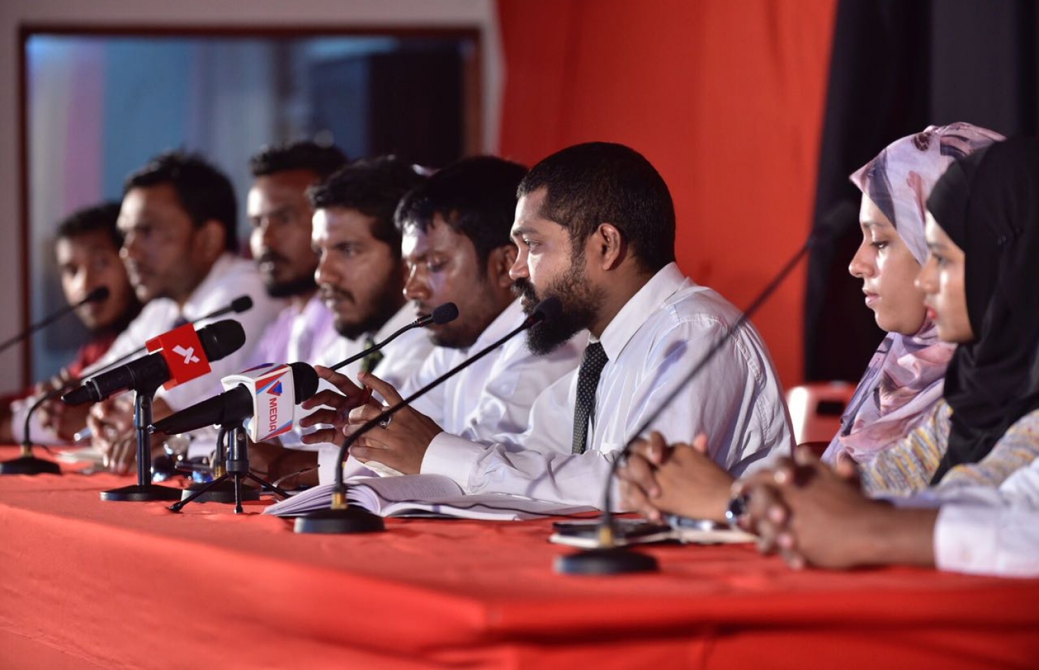 ކުނޫޒުގައި މިއަދު ބޭއްވި ނޫސްވެރިންގެ ބައްދަލުވުމުގައި މަހްފޫޒް، (ކ-3) ވާހަކަ ދައްކަވަނީ. ---ފޮޓޯ: ނިޝާން އަލީ/ މިހާރު