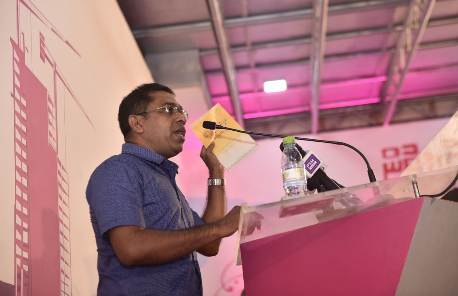 މާލެ: ފެބްރުއަރީ 4، 2018: ވެރިކަން ކުރާ ޕާޓީ، ޕީޕީއެމުން "ރުމާލު 2" ޖަގަހައިގައި ކުރިއަށް ގެންދާ ޖަލްސާގައި ގެމަނަފުށީ ދާއިރާގެ މެމްބަރު ޖަމީލް އުސްމާން ވާހަކަ ދައްކަވަނީ.-- ފޮޓޯ: ހުސެން ވަހީދު /މިހާރު