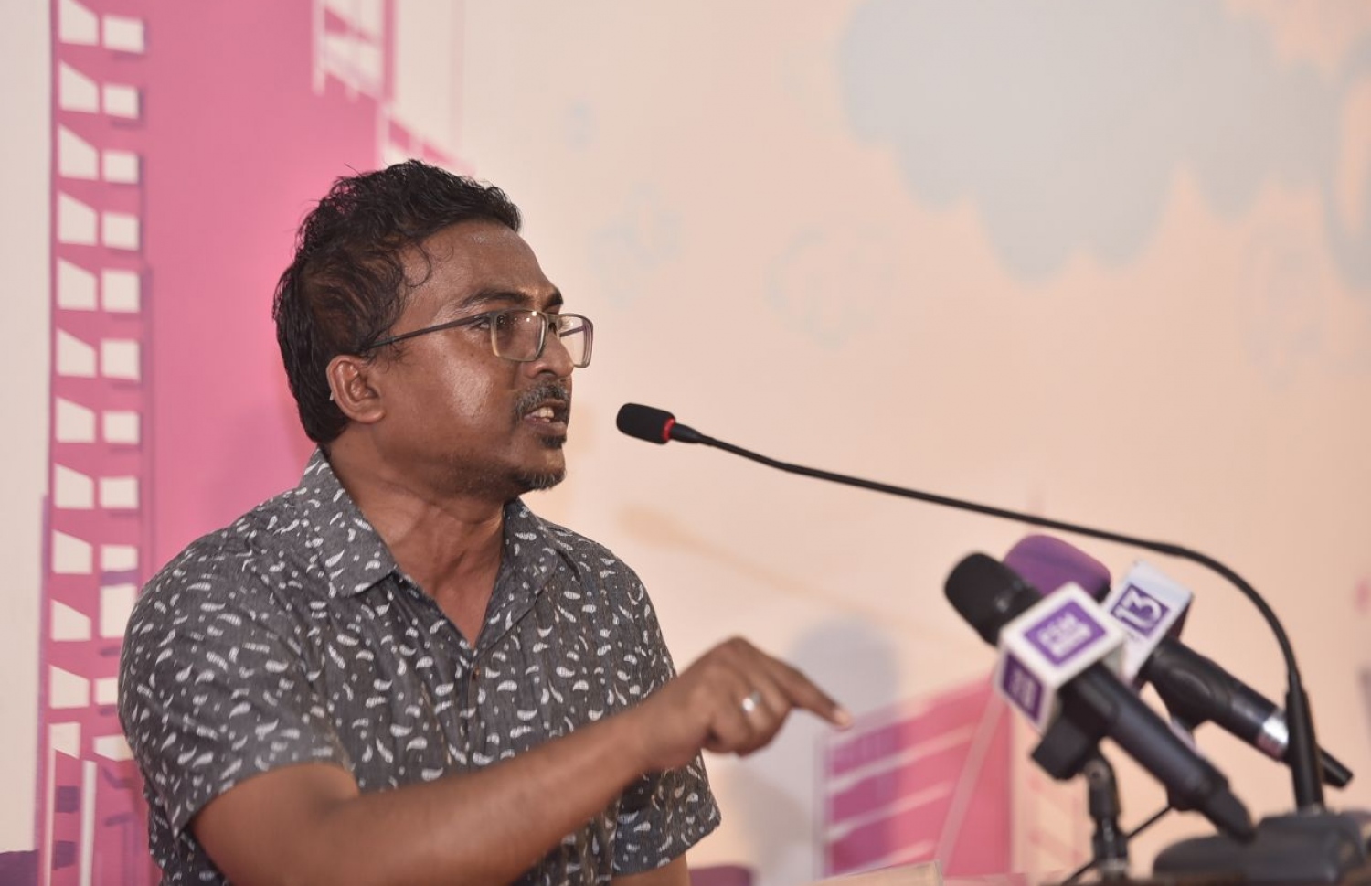 މާލެ: ފެބްރުއަރީ 4، 2018: ވެރިކަން ކުރާ ޕާޓީ، ޕީޕީއެމުން "ރުމާލު 2" ޖަގަހައިގައި ކުރިއަށް ގެންދާ ޖަލްސާގައި މާފަންނު ދެކުނު ދާއިރާގެ މެމްބަރު އަބްދުﷲ ރިފާއު ވަހަކަ ދައްކަވަނީ.-- ފޮޓޯ: ހުސެން ވަހީދު /މިހާރު