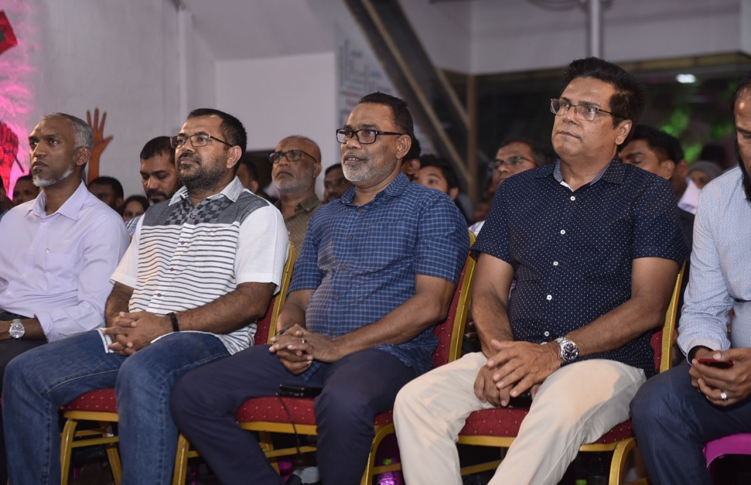 މާލެ: ފެބްރުއަރީ 4، 2018: ވެރިކަން ކުރާ ޕާޓީ، ޕީޕީއެމުން "ރުމާލު 2" ޖަގަހައިގައި ކުރިއަށް ގެންދާ ޖަލްސާގައި ސަރުކާރުގެ ވަޒީރުންނާއި ސަރުކާރަށް ތާއީދުކުރާ ފަރާތްތަކުން ބައިވެރިވަނީ.-- ފޮޓޯ: ހުސެން ވަހީދު /މިހާރު