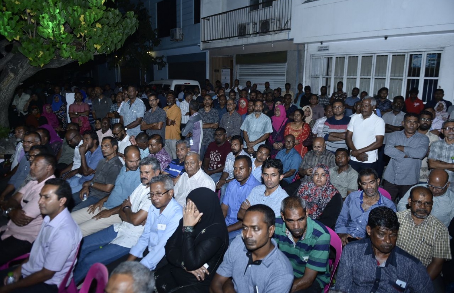 މާލެ: ފެބްރުއަރީ 4، 2018: ވެރިކަން ކުރާ ޕާޓީ، ޕީޕީއެމުން "ރުމާލު 2" ޖަގަހައިގައި ކުރިއަށް ގެންދާ ޖަލްސާގައި ސަރުކާރަށް ތާއީދުކުރާ ފަރާތްތަކުން ބައިވެރިވަނީ.-- ފޮޓޯ: ހުސެން ވަހީދު /މިހާރު