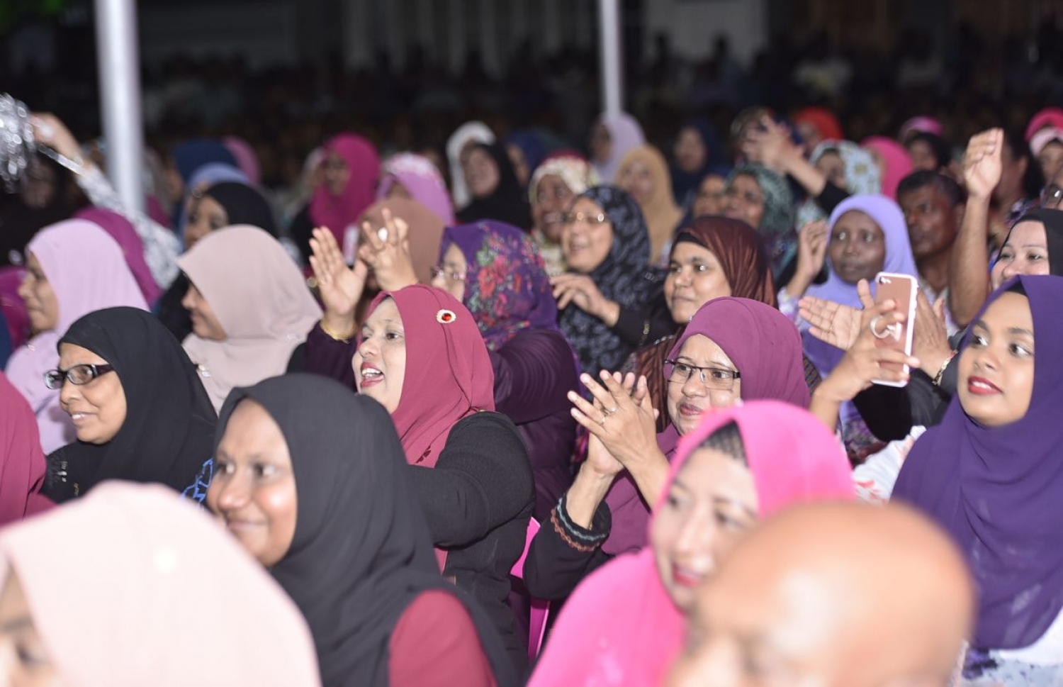 މާލެ: ފެބްރުއަރީ 4، 2018: ވެރިކަން ކުރާ ޕާޓީ، ޕީޕީއެމުން "ރުމާލު 2" ޖަގަހައިގައި ކުރިއަށް ގެންދާ ޖަލްސާގައި ސަރުކާރަށް ތާއީދުކުރާ ފަރާތްތަކުން ބައިވެރިވަނީ.-- ފޮޓޯ: ހުސެން ވަހީދު /މިހާރު