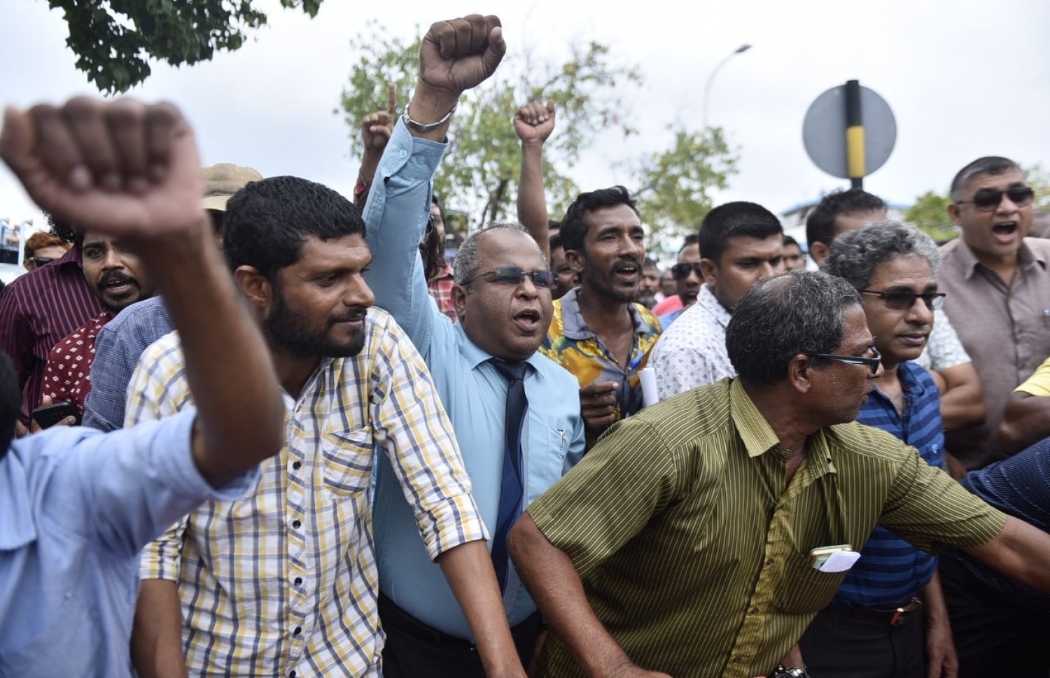 މާލެ: ފެބްރުއަރީ 5، 2018: ރާއްޖެ ވަޑައިގެންތަނުން ހައްޔަރުކުރި، މައްޗަންގޮޅި ދެކުނު ދާއިރާގެ މެމްބަރު އަބްދުﷲ ސިނާން ކްރިމިނަލް ކޯޓުން ދޫކޮށްލުމުން އެސަރަހައްދުގައި އެއްވެ ތިބި މީހުން އުފާފާޅުކުރަނީ.-- ފޮޓޯ: ހުސެން ވަހީދު /މިހާރު