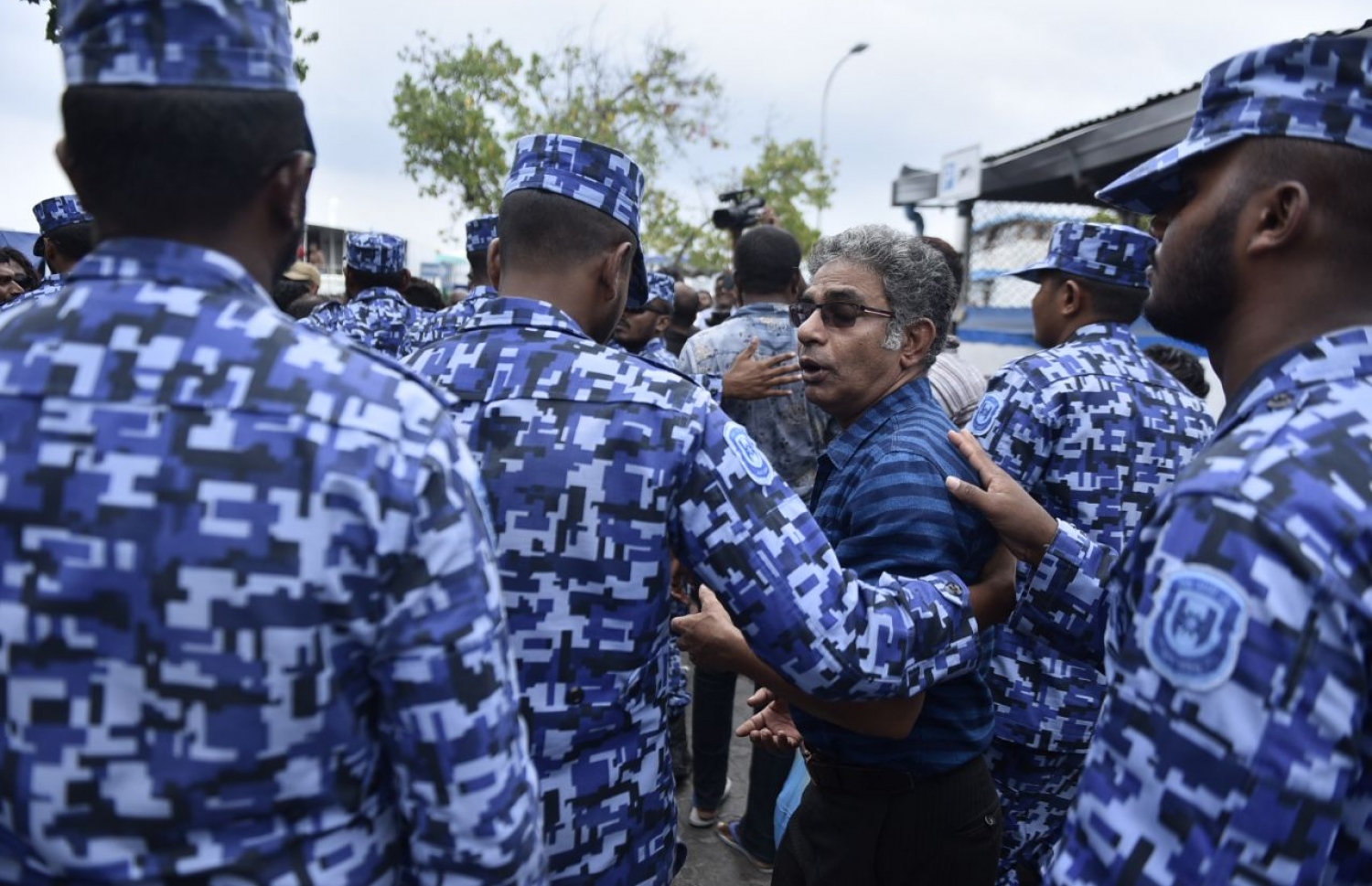 މާލެ: ފެބްރުއަރީ 5، 2018: ރާއްޖެ ވަޑައިގެންތަނުން ހައްޔަރުކުރި، މައްޗަންގޮޅި ދެކުނު ދާއިރާގެ މެމްބަރު އަބްދުﷲ ސިނާން އަދި ދަނގެތި ދާއިރާގެ މެމްބަރު އިލްހާމް އަހުމަދު ކްރިމިނަލް ކޯޓަށް ހާޒިރު ކުރުމުން، އެސަރަހައްދުގައި ފުލުހުން ހަރަކާތްތެރިވަނީ.-- ފޮޓޯ: ހުސެން ވަހީދު /މިހާރު