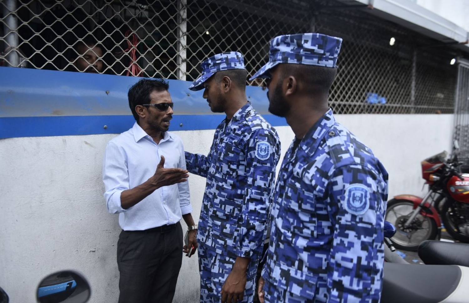 މާލެ: ފެބްރުއަރީ 5، 2018: ރާއްޖެ ވަޑައިގެންތަނުން ހައްޔަރުކުރި، މައްޗަންގޮޅި ދެކުނު ދާއިރާގެ މެމްބަރު އަބްދުﷲ ސިނާން އަދި ދަނގެތި ދާއިރާގެ މެމްބަރު އިލްހާމް އަހުމަދު ކްރިމިނަލް ކޯޓަށް ހާޒިރު ކުރުމުން، އެސަރަހައްދުގައި ފުލުހުން ހަރަކާތްތެރިވަނީ.-- ފޮޓޯ: ހުސެން ވަހީދު /މިހާރު