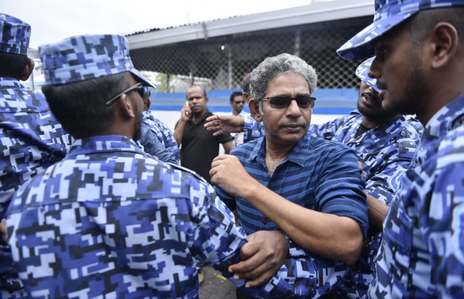 މާލެ: ފެބްރުއަރީ 5، 2018: ރާއްޖެ ވަޑައިގެންތަނުން ހައްޔަރުކުރި، މައްޗަންގޮޅި ދެކުނު ދާއިރާގެ މެމްބަރު އަބްދުﷲ ސިނާން އަދި ދަނގެތި ދާއިރާގެ މެމްބަރު އިލްހާމް އަހުމަދު ކްރިމިނަލް ކޯޓަށް ހާޒިރު ކުރުމުން، އެސްރަހައްދުގައި ފުލުހުން ހަރަކާތްތެރިވނީ.-- ފޮޓޯ: ހުސެން ވަހީދު /މިހާރު