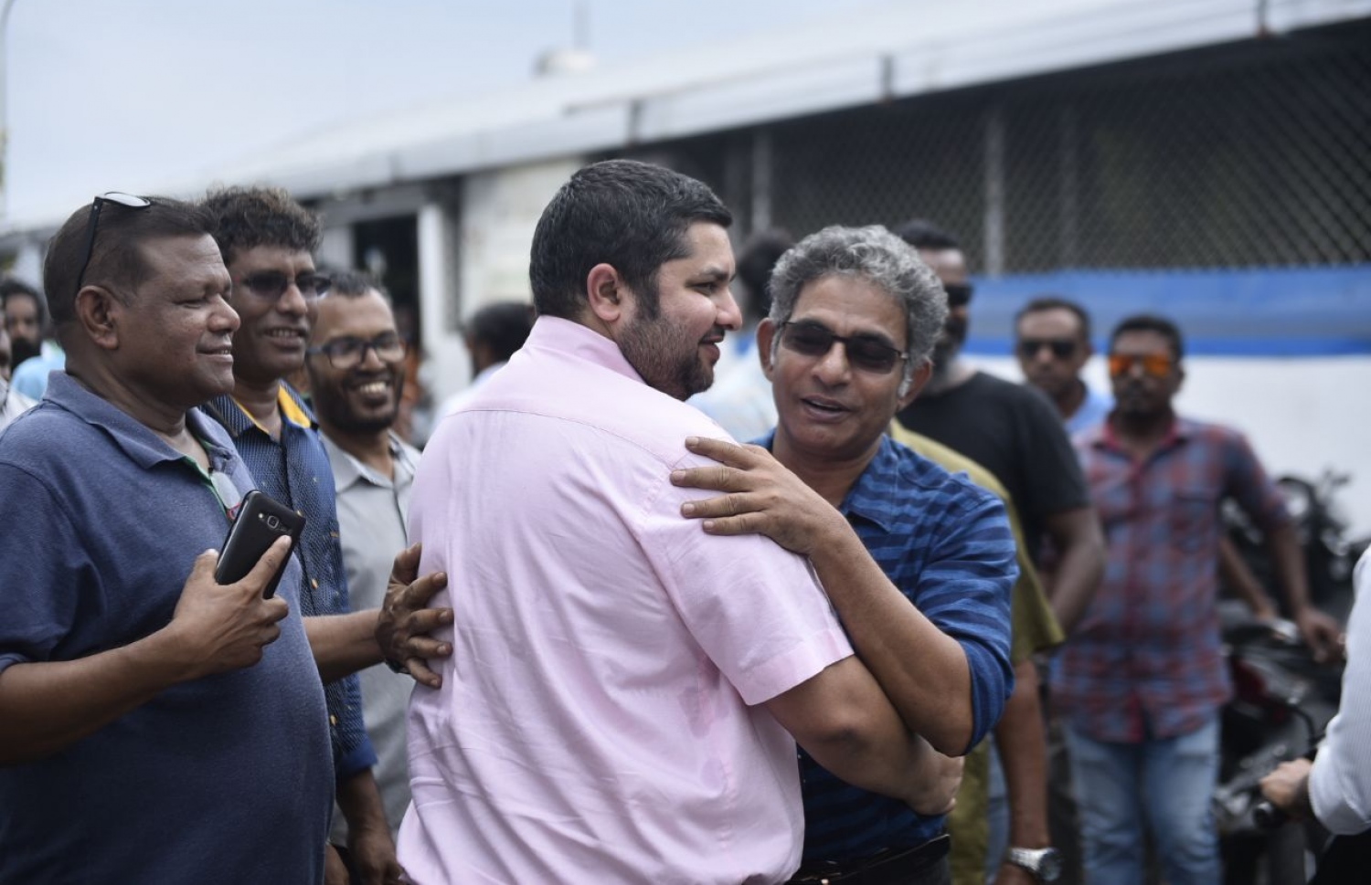 މާލެ: ފެބްރުއަރީ 5، 2018: ރާއްޖެ ވަޑައިގެންތަނުން ހައްޔަރުކުރި، މައްޗަންގޮޅި ދެކުނު ދާއިރާގެ މެމްބަރު އަބްދުﷲ ސިނާން ކްރިމިނަލް ކޯޓުން ދޫކޮށްލުމުން އެބޭފުޅާއަށް މަރުހަބާ ދަންނަވަނީ.-- ފޮޓޯ: ހުސެން ވަހީދު /މިހާރު