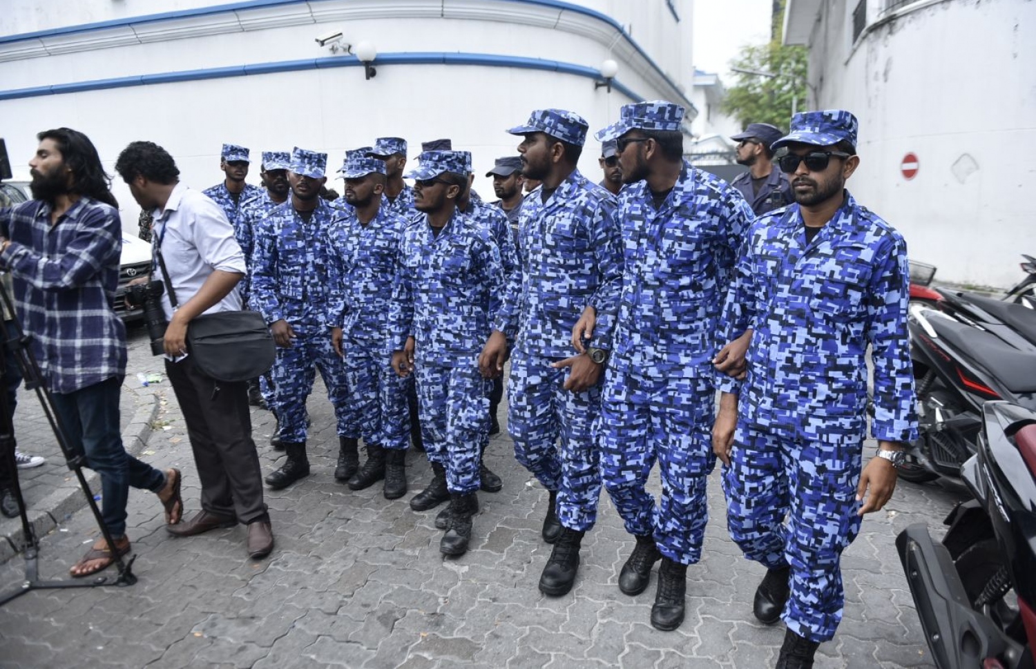 މާލެ: ފެބްރުއަރީ 5، 2018: ރާއްޖެ ވަޑައިގެންތަނުން ހައްޔަރުކުރި، މައްޗަންގޮޅި ދެކުނު ދާއިރާގެ މެމްބަރު އަބްދުﷲ ސިނާން އަދި ދަނގެތި ދާއިރާގެ މެމްބަރު އިލްހާމް އަހުމަދު ކްރިމިނަލް ކޯޓަށް ހާޒިރު ކުރުމުން، އެސްރަހައްދުގައި ފުލުހުން ހަރަކާތްތެރިވނީ.-- ފޮޓޯ: ހުސެން ވަހީދު /މިހާރު