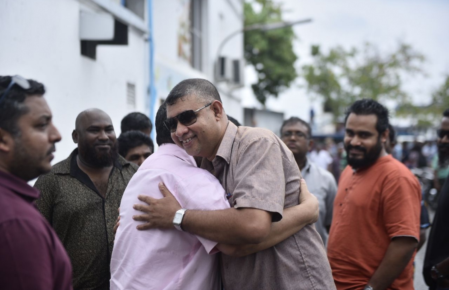 މާލެ: ފެބްރުއަރީ 5، 2018: ރާއްޖެ ވަޑައިގެންތަނުން ހައްޔަރުކުރި، މައްޗަންގޮޅި ދެކުނު ދާއިރާގެ މެމްބަރު އަބްދުﷲ ސިނާން، ކްރިމިނަލް ކޯޓުން ދޫކޮށްލުމުން އެބޭފުޅާ އަށް މަރުހަބާ ދަންނަވަނީ.-- ފޮޓޯ: ހުސެން ވަހީދު /މިހާރު