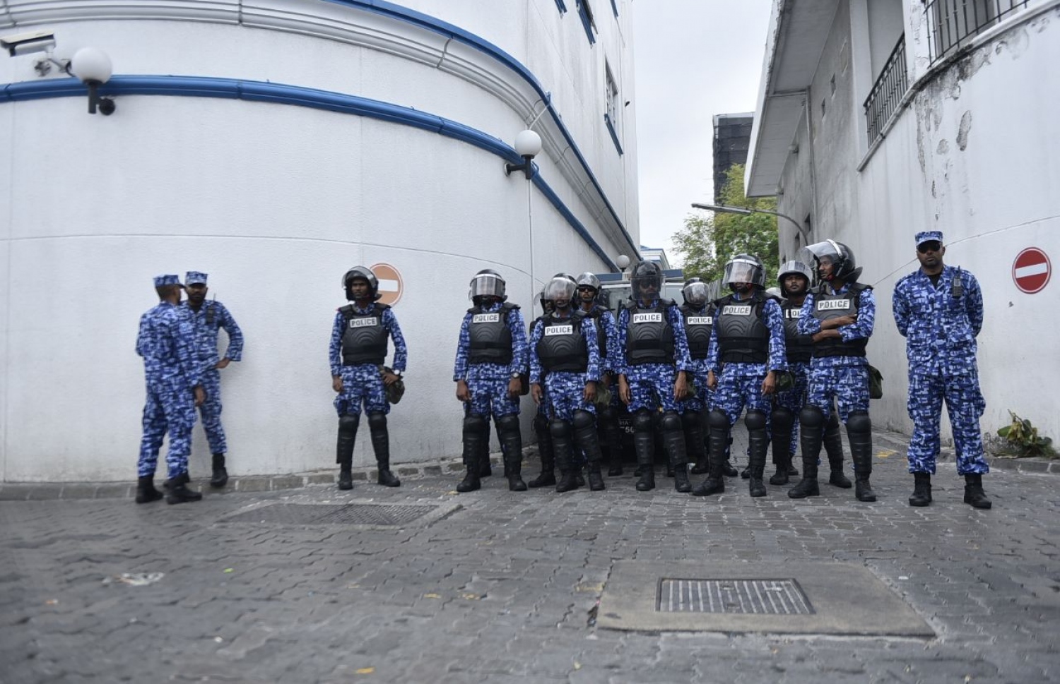 މާލެ: ފެބްރުއަރީ 5، 2018: ރާއްޖެ ވަޑައިގެންތަނުން ހައްޔަރުކުރި، މައްޗަންގޮޅި ދެކުނު ދާއިރާގެ މެމްބަރު އަބްދުﷲ ސިނާން އާއި ދަނގެތި ދާއިރާގެ މެމްބަރު އިލްހާމް އަހުމަދު ކޯޓަށް ހާޒިރުކުރުމުން، ކްރިމިނަލް ކޯޓު ސަރަހައްދުގައި އެސްއޯ ފުލުހުން ހަރަކާތްތެރިވަނީ.-- ފޮޓޯ: ހުސެން ވަހީދު /މިހާރު