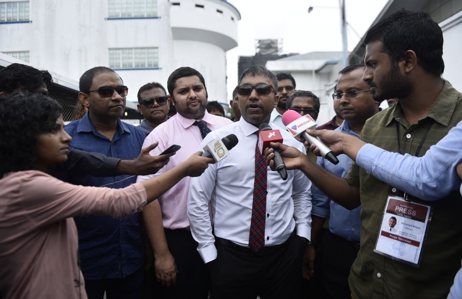 މާލެ: ފެބްރުއަރީ 5، 2018: ރާއްޖެ ވަޑައިގެންތަނުން ހައްޔަރުކުރި، ދަނގެތި ދާއިރާގެ މެމްބަރު އިލްހާމް އަހުމަދު ކްރިމިނަލް ކޯޓުން ދޫކޮށްލުމުން، ނޫސްވެރިންނާ ވާހަކަ ދައްކަވަނީ.-- ފޮޓޯ: ހުސެން ވަހީދު /މިހާރު