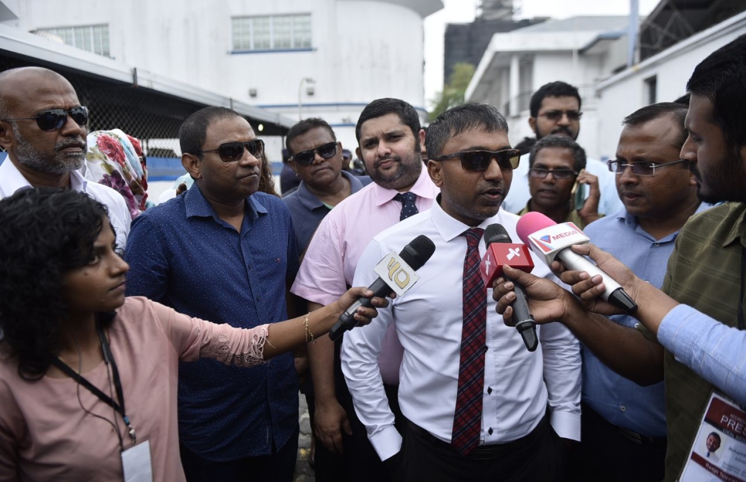 މާލެ: ފެބްރުއަރީ 5، 2018: ރާއްޖެ ވަޑައިގެންތަނުން ހައްޔަރުކުރި، ދަނގެތި ދާއިރާގެ މެމްބަރު އިލްހާމް އަހުމަދު ކްރިމިނަލް ކޯޓުން ދޫކޮށްލުމުން، ނޫސްވެރިންނާ ވާހަކަ ދައްކަވަނީ.-- ފޮޓޯ: ހުސެން ވަހީދު /މިހާރު