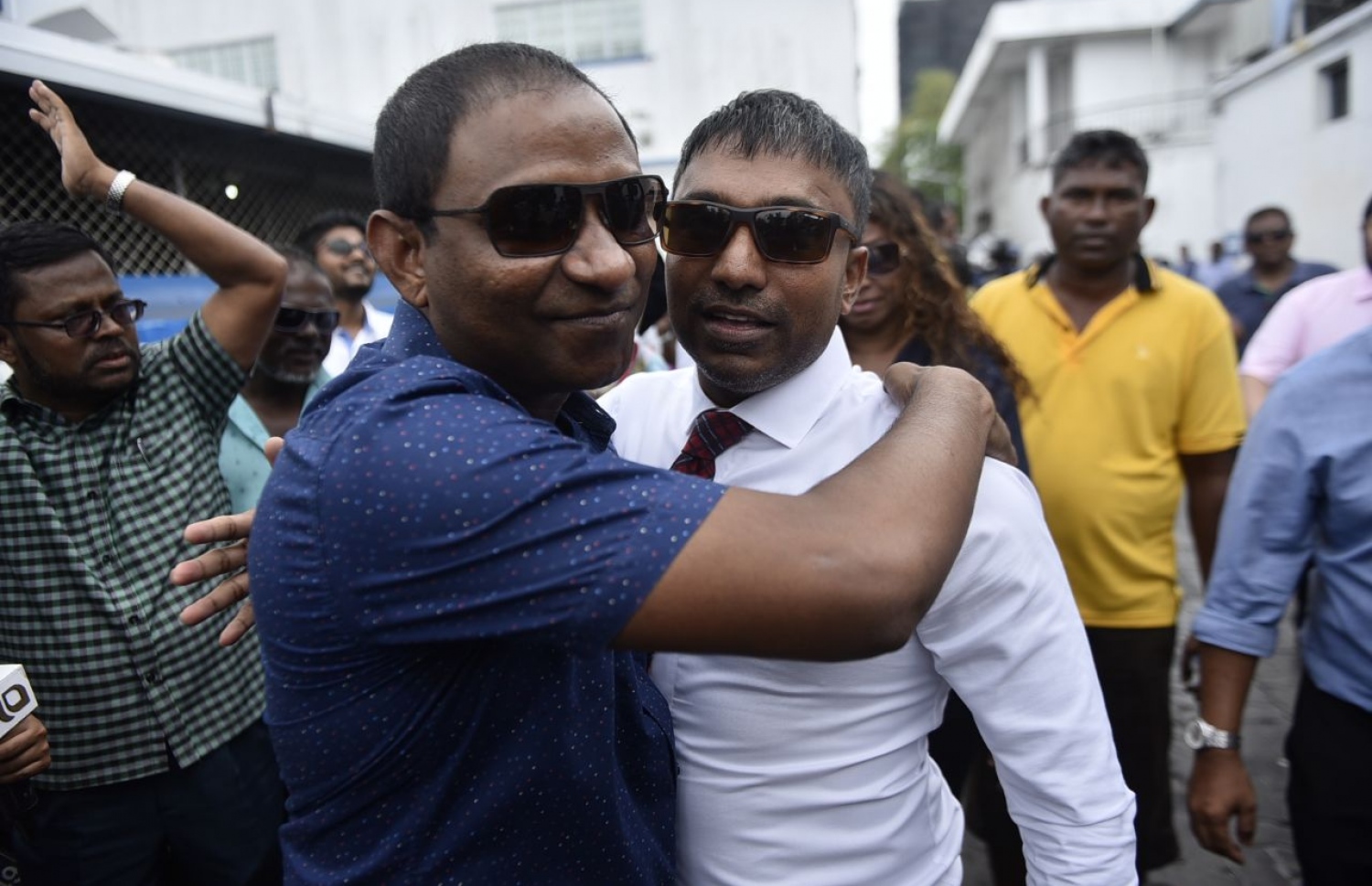 މާލެ: ފެބްރުއަރީ 5، 2018: ރާއްޖެ ވަޑައިގެންތަނުން ހައްޔަރުކުރި، ދަނގެތި ދާއިރާގެ މެމްބަރު އިލްހާމް އަހުމަދު ކްރިމިނަލް ކޯޓުން ދޫކޮށްލުމުން، ވިލިނގިލި ދާއިރާގެ މެމްބަރު ސައުދު ހުސެން މަރުހަބާ ދަންނަވަނީ.-- ފޮޓޯ: ހުސެން ވަހީދު /މިހާރު